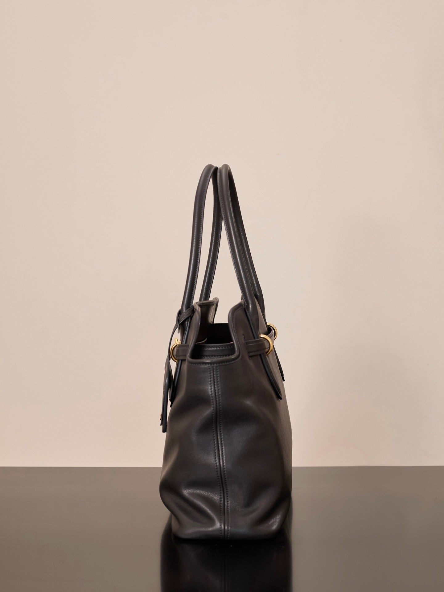 미우미우 아방뛰르 나파 가죽 탑 핸들 백 미디움