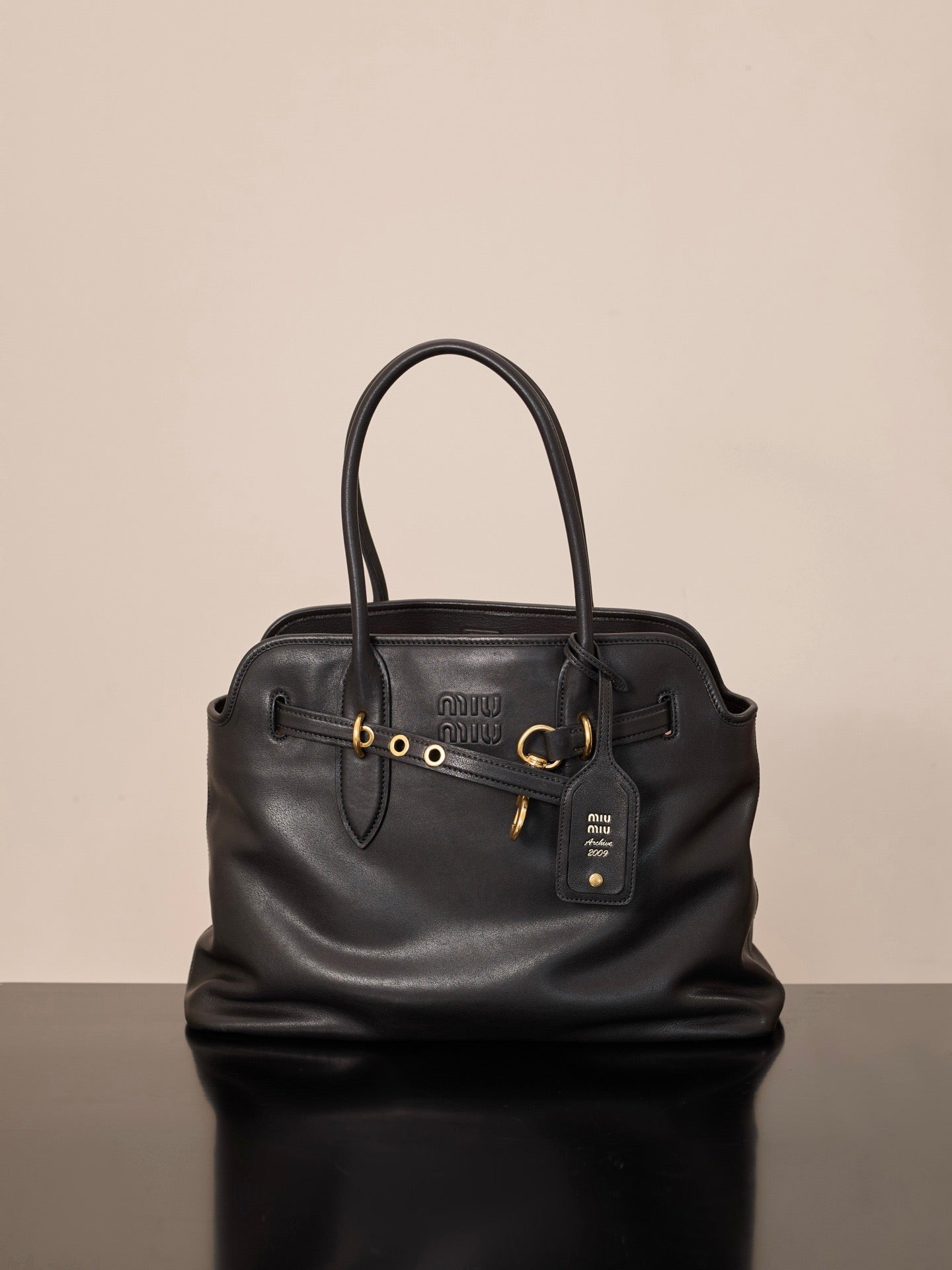 미우미우 아방뛰르 나파 가죽 탑 핸들 백 미디움