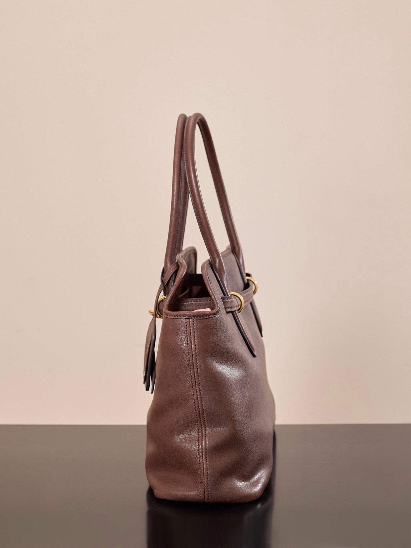 미우미우 아방뛰르 나파 가죽 탑 핸들 백 미디움