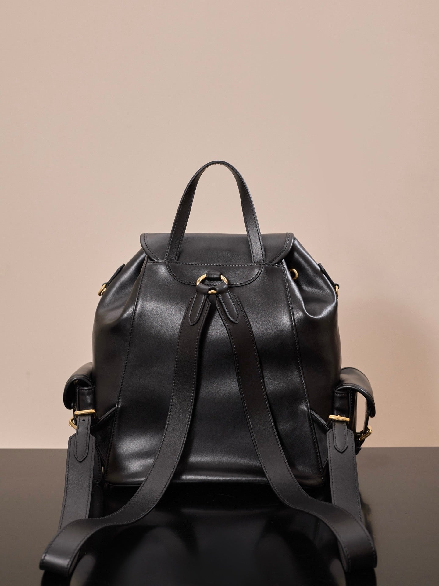 미우미우 드로스트링 백팩 미디움 (레더)