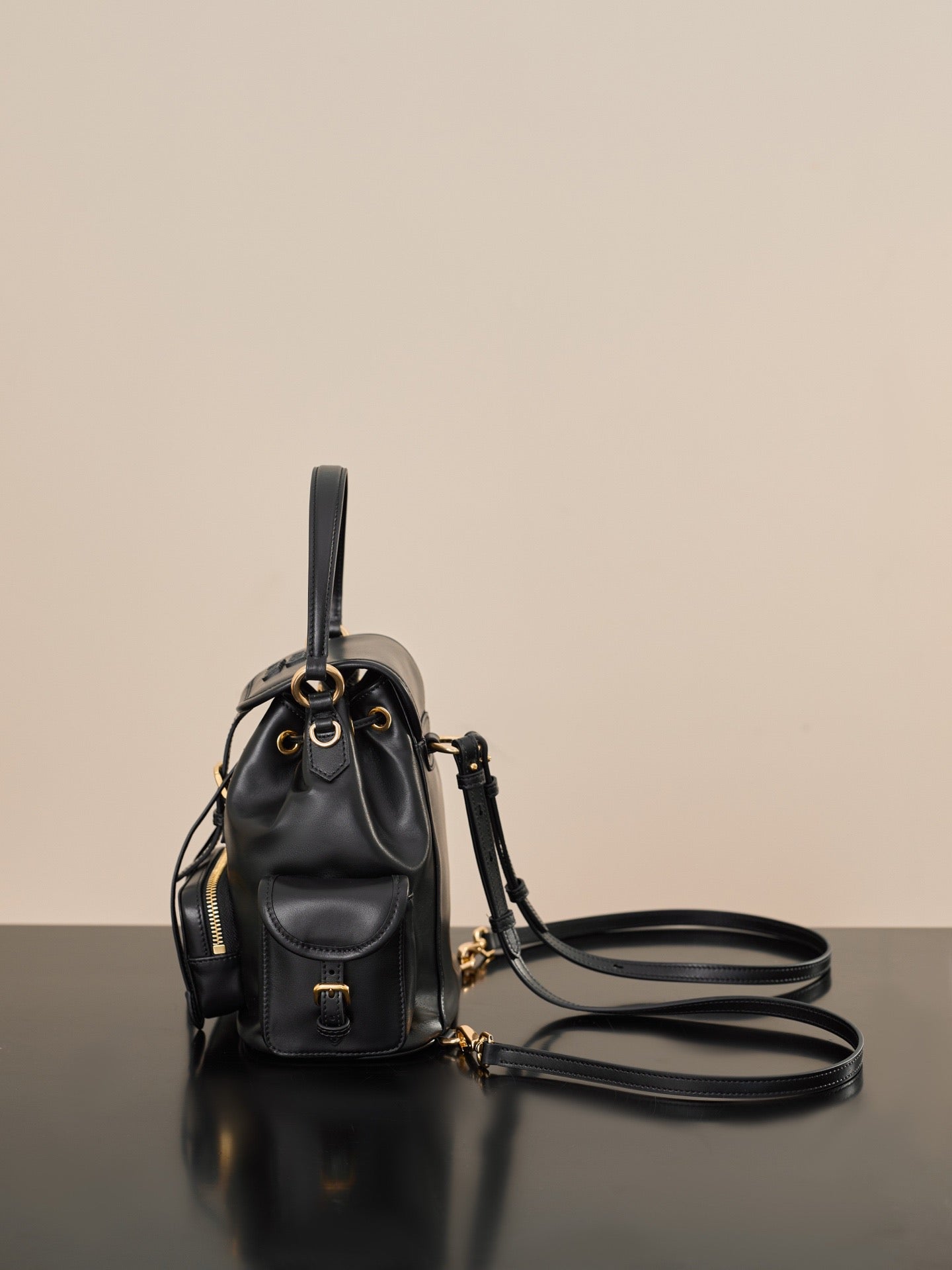 미우미우 가죽 백팩