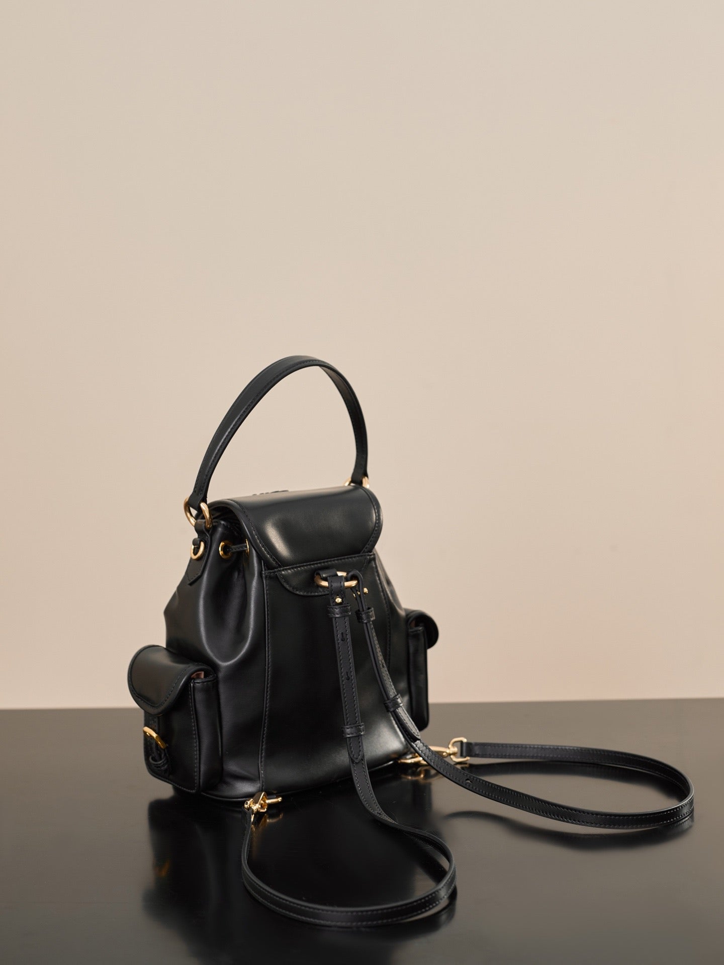 미우미우 가죽 백팩