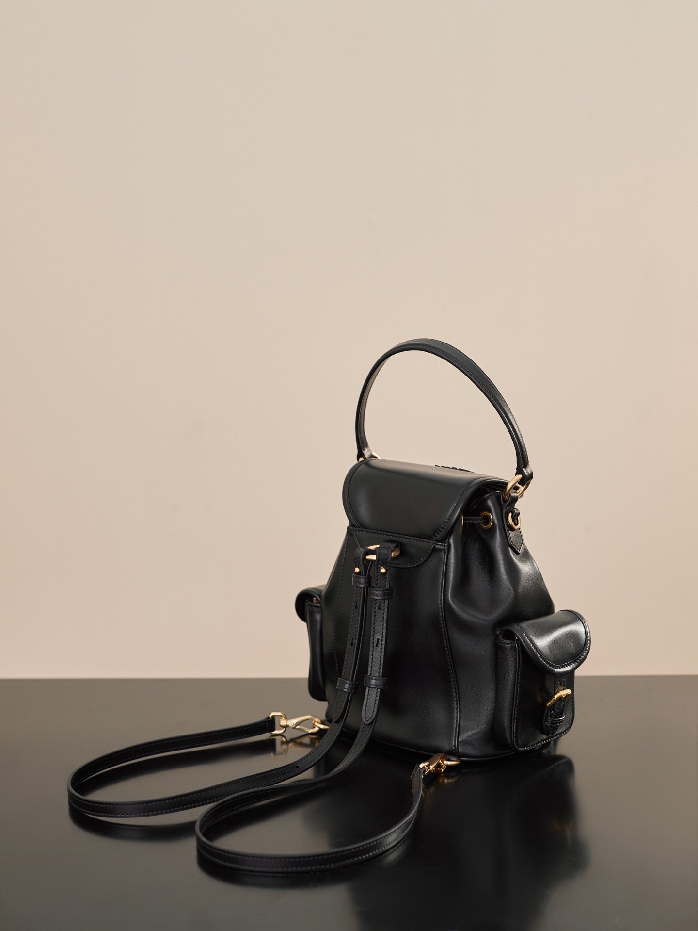 미우미우 가죽 백팩