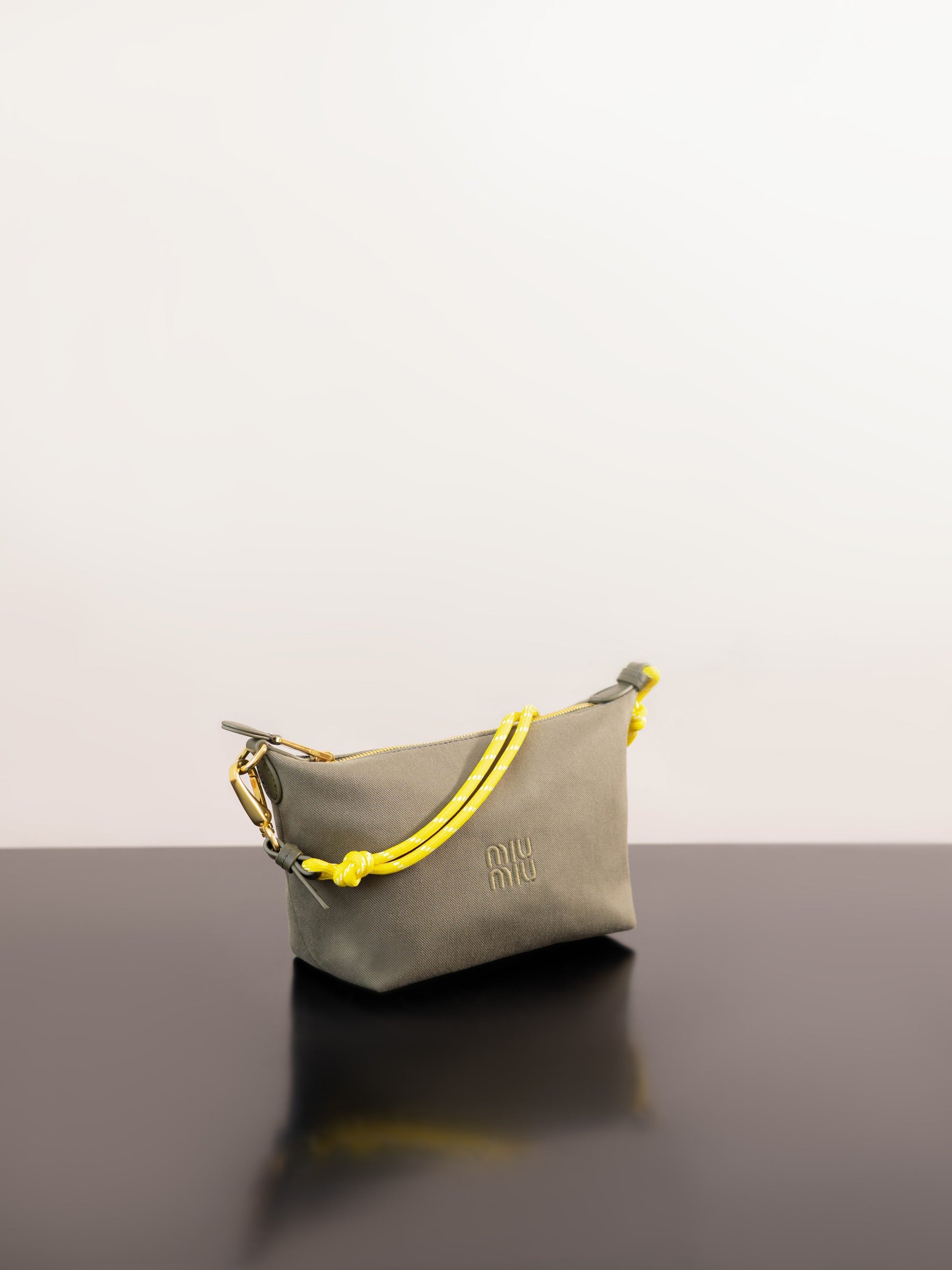 미우미우 개버딘 파우치