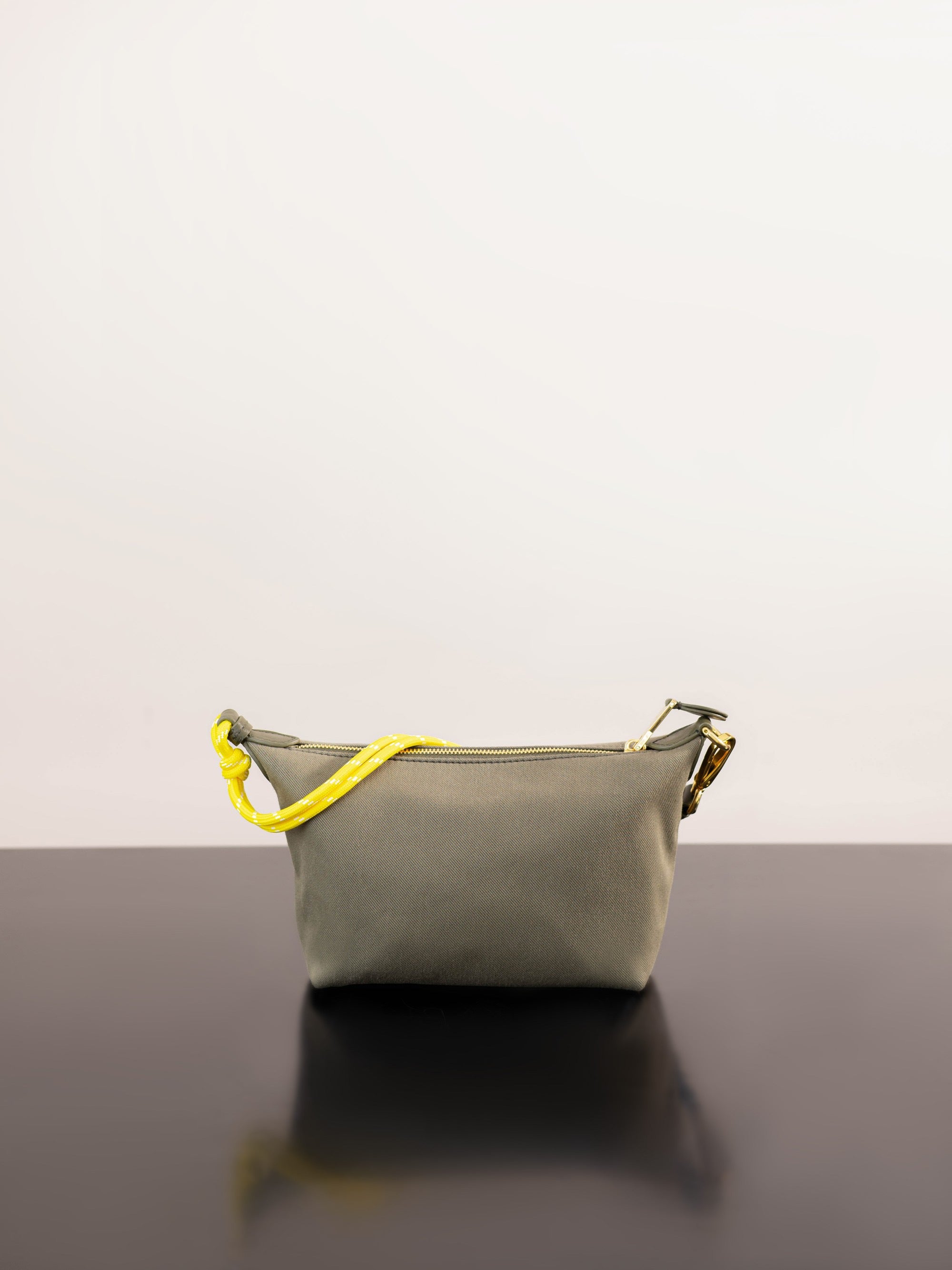 미우미우 개버딘 파우치