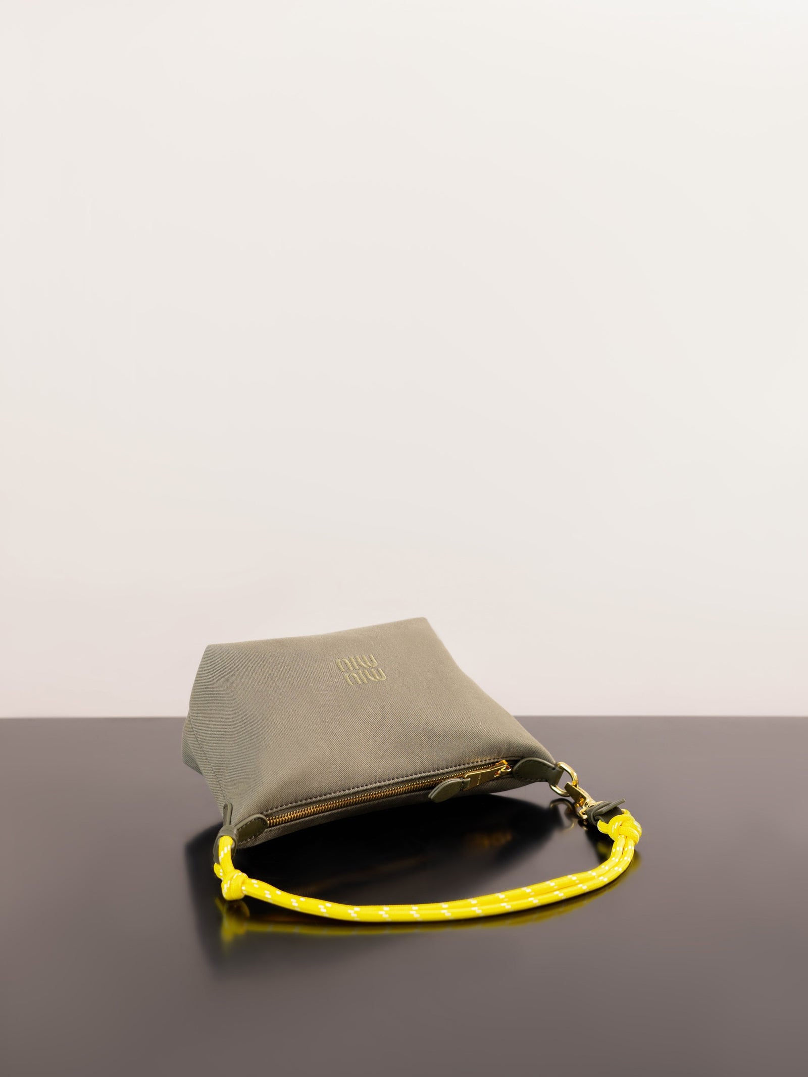 미우미우 개버딘 파우치