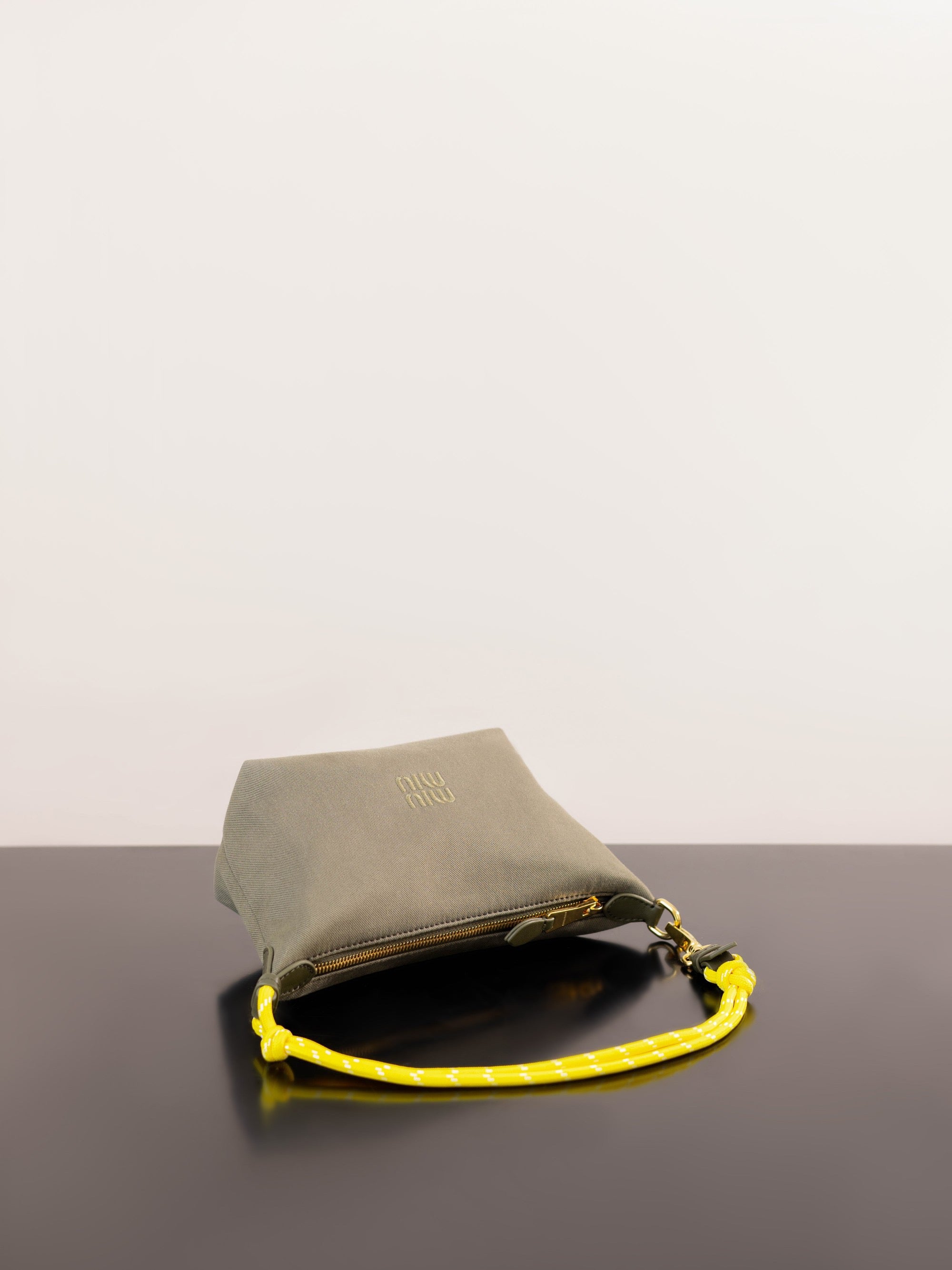 미우미우 개버딘 파우치