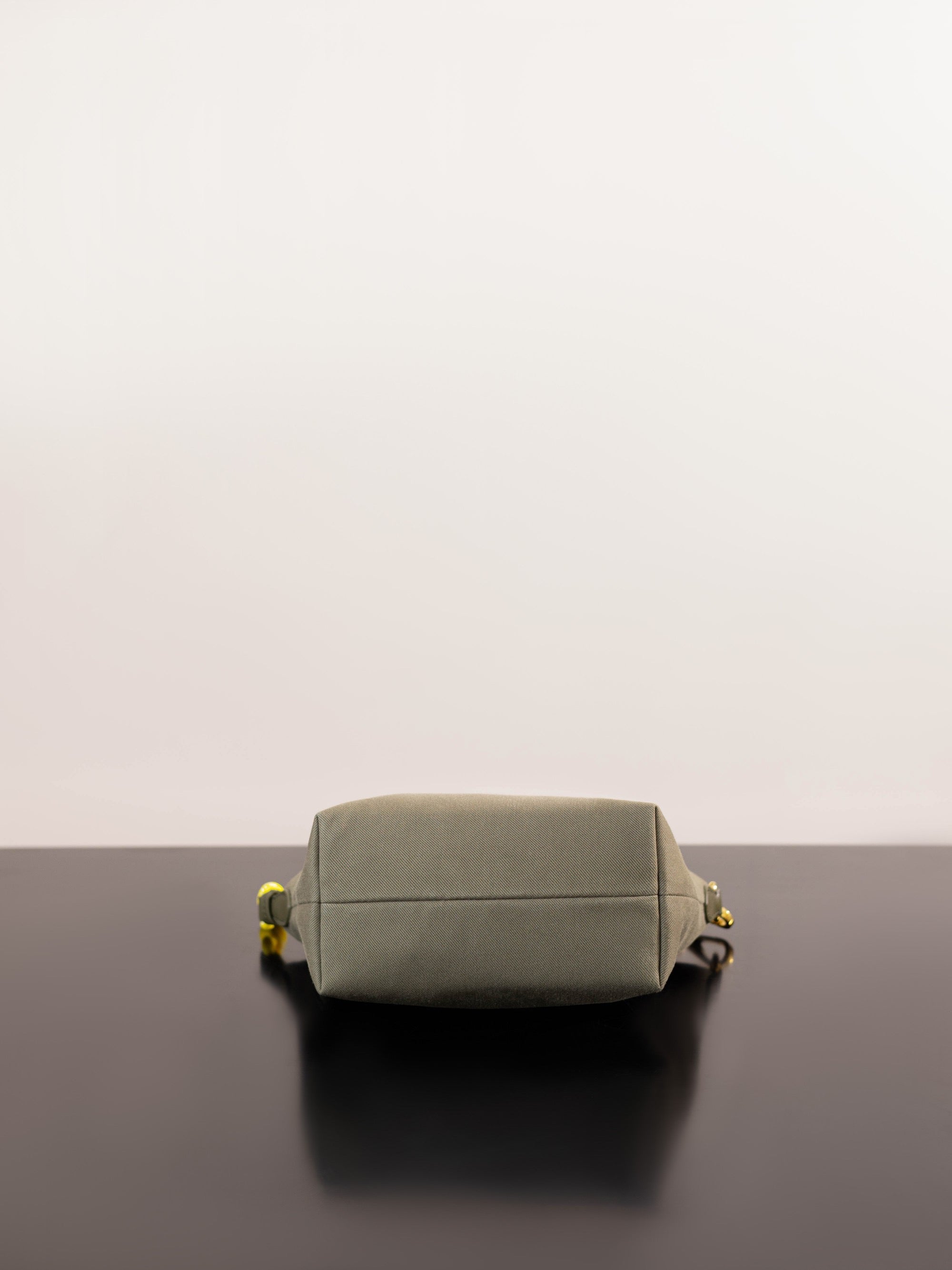 미우미우 개버딘 파우치