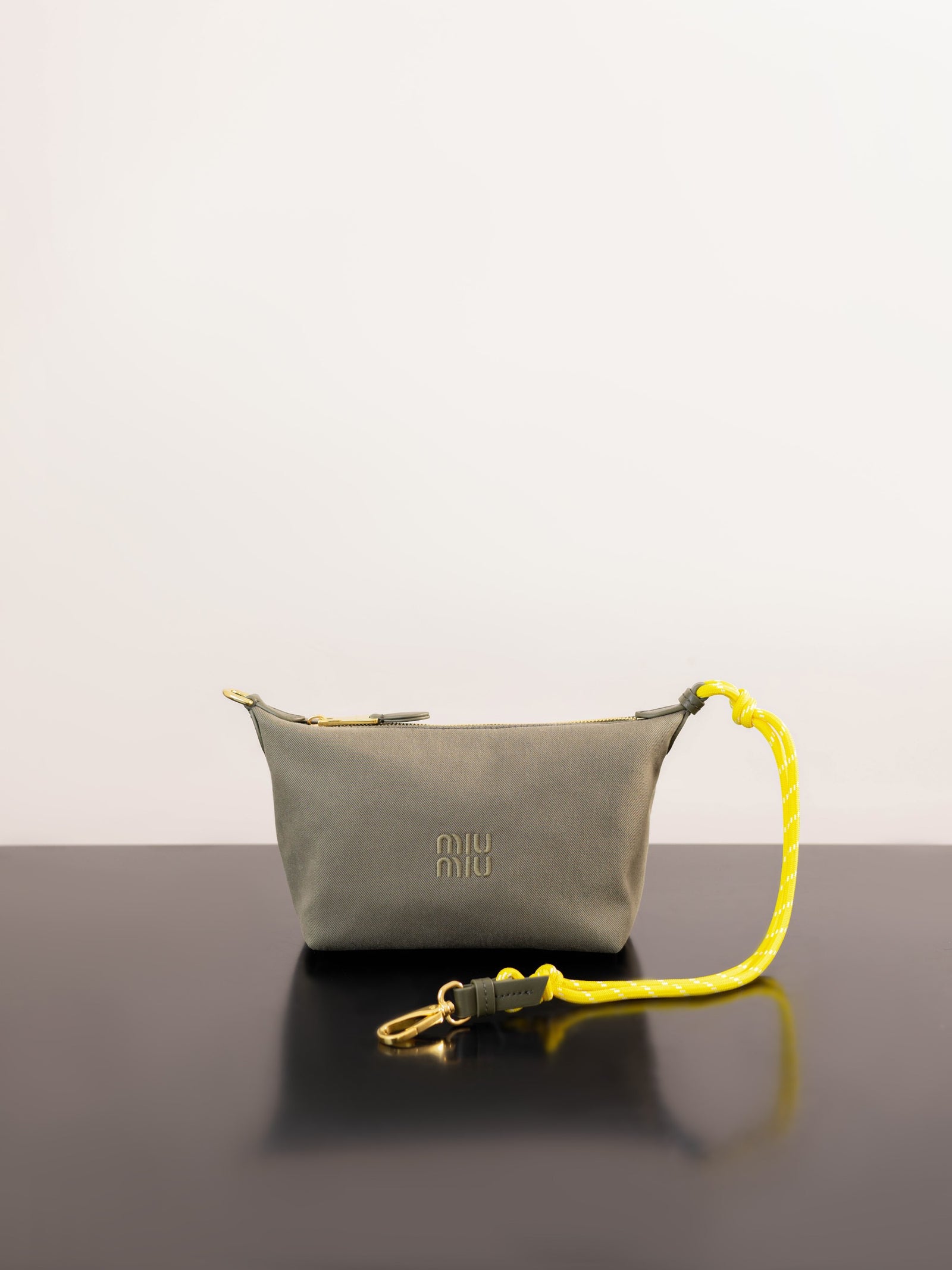 미우미우 개버딘 파우치