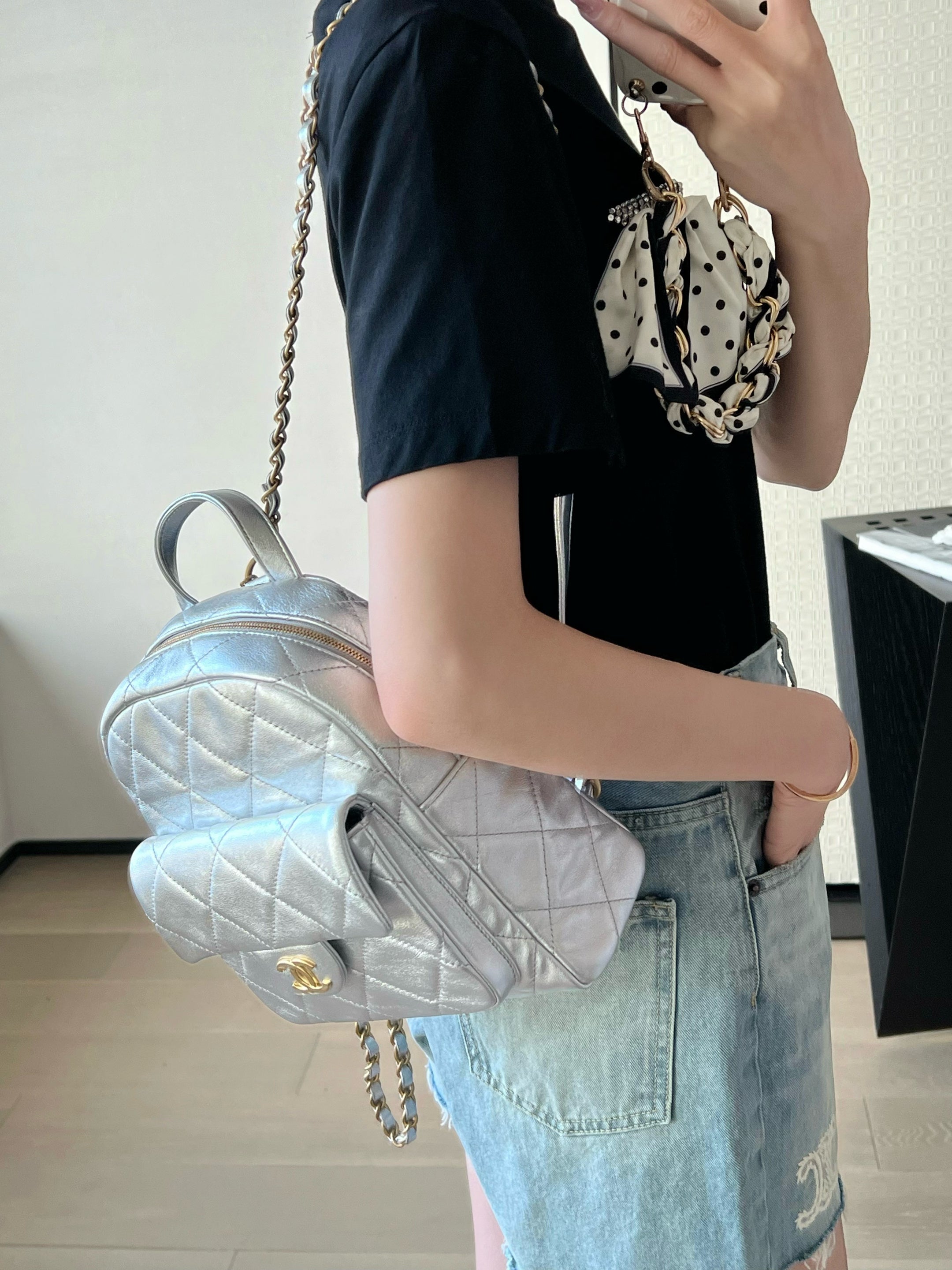 C 25FW CC로고 포켓 체인 메탈틱