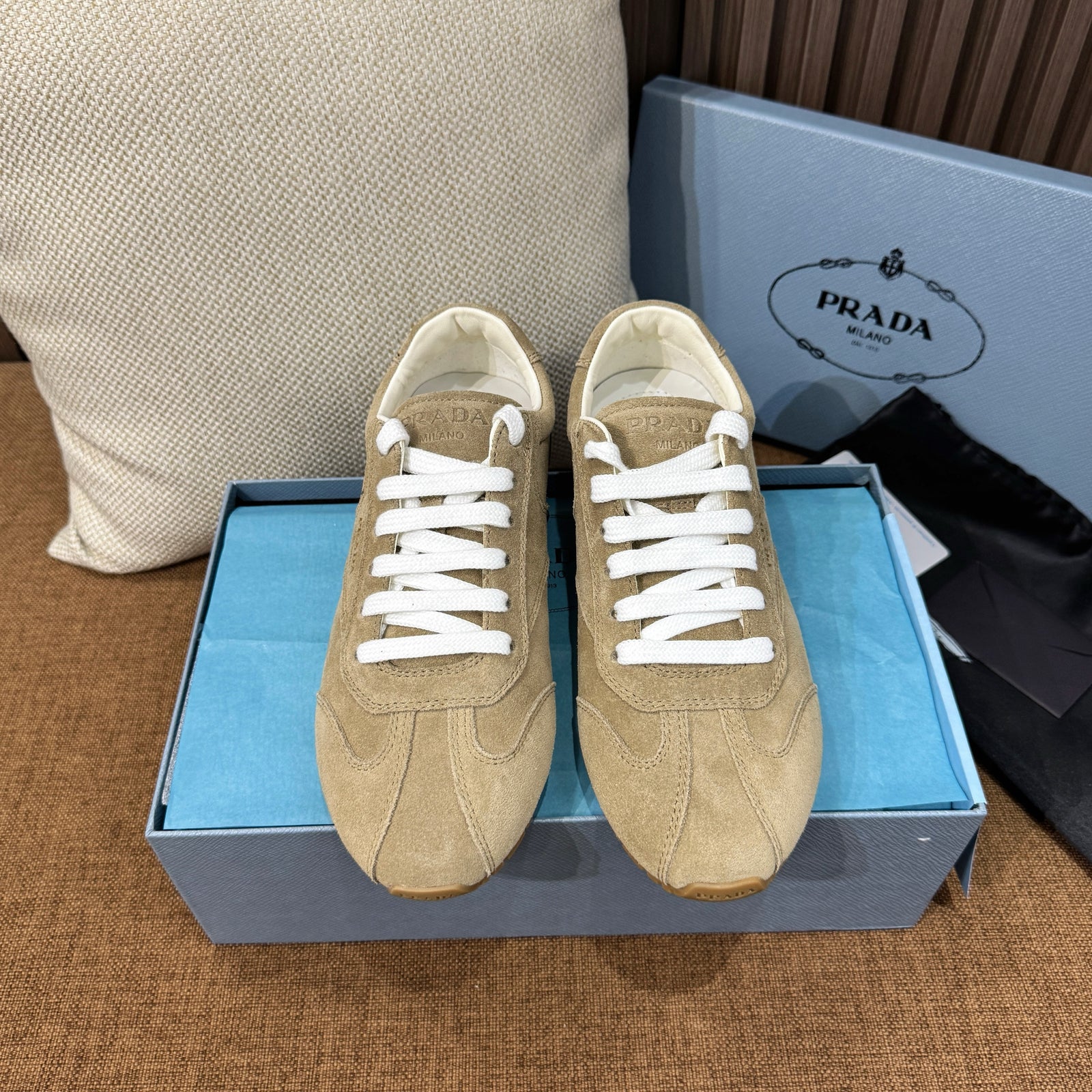프라다 스웨이드 스니커즈
