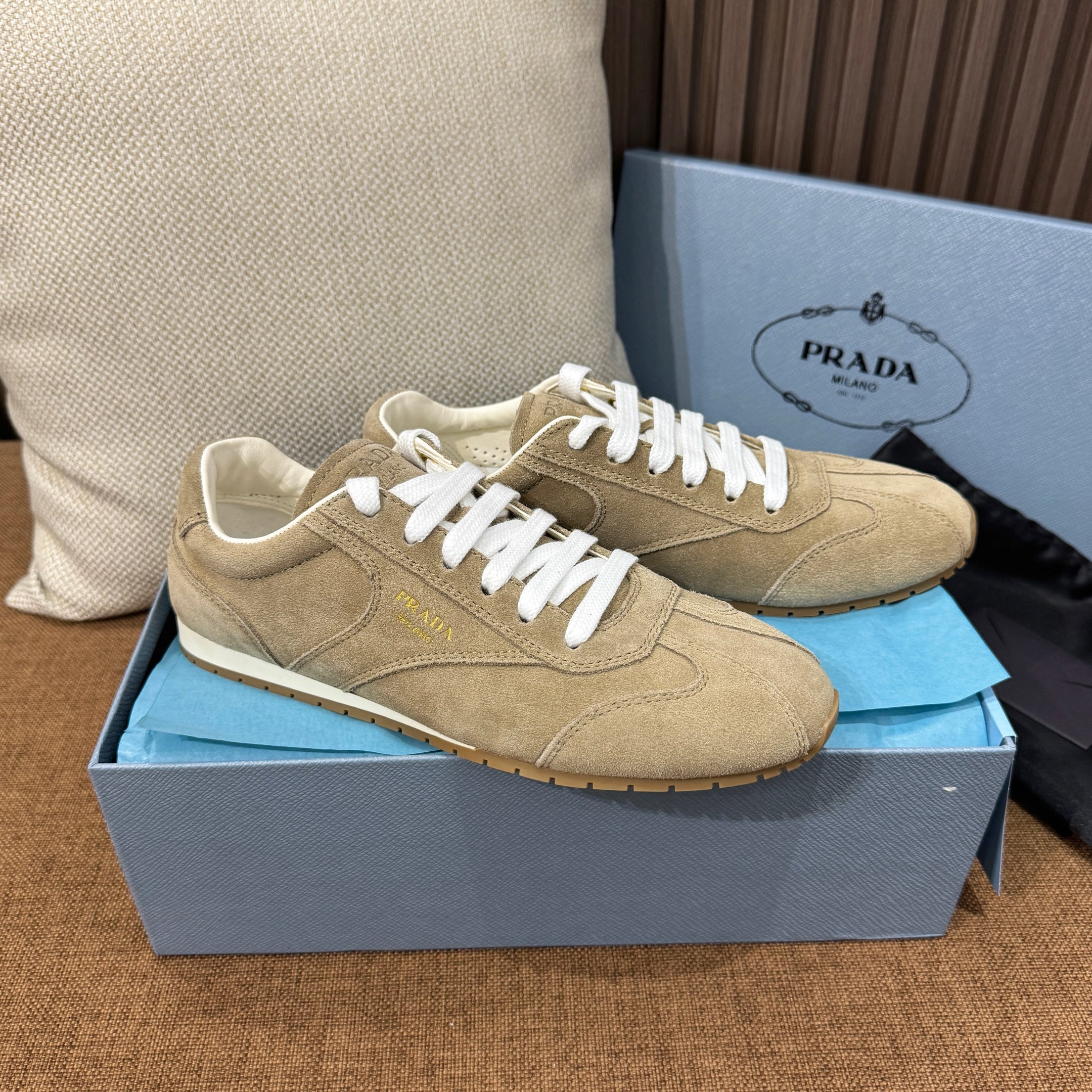 프라다 스웨이드 스니커즈
