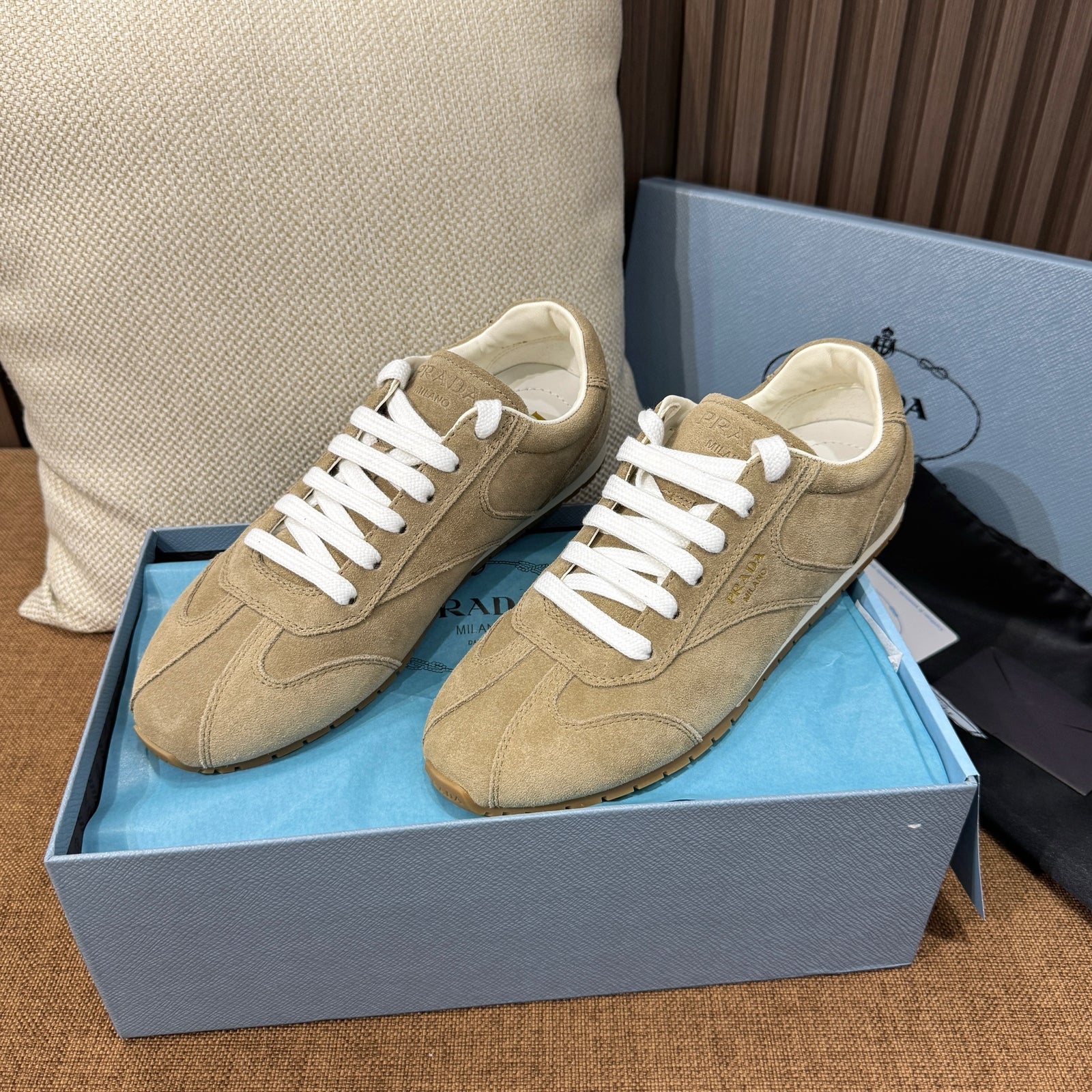 프라다 스웨이드 스니커즈