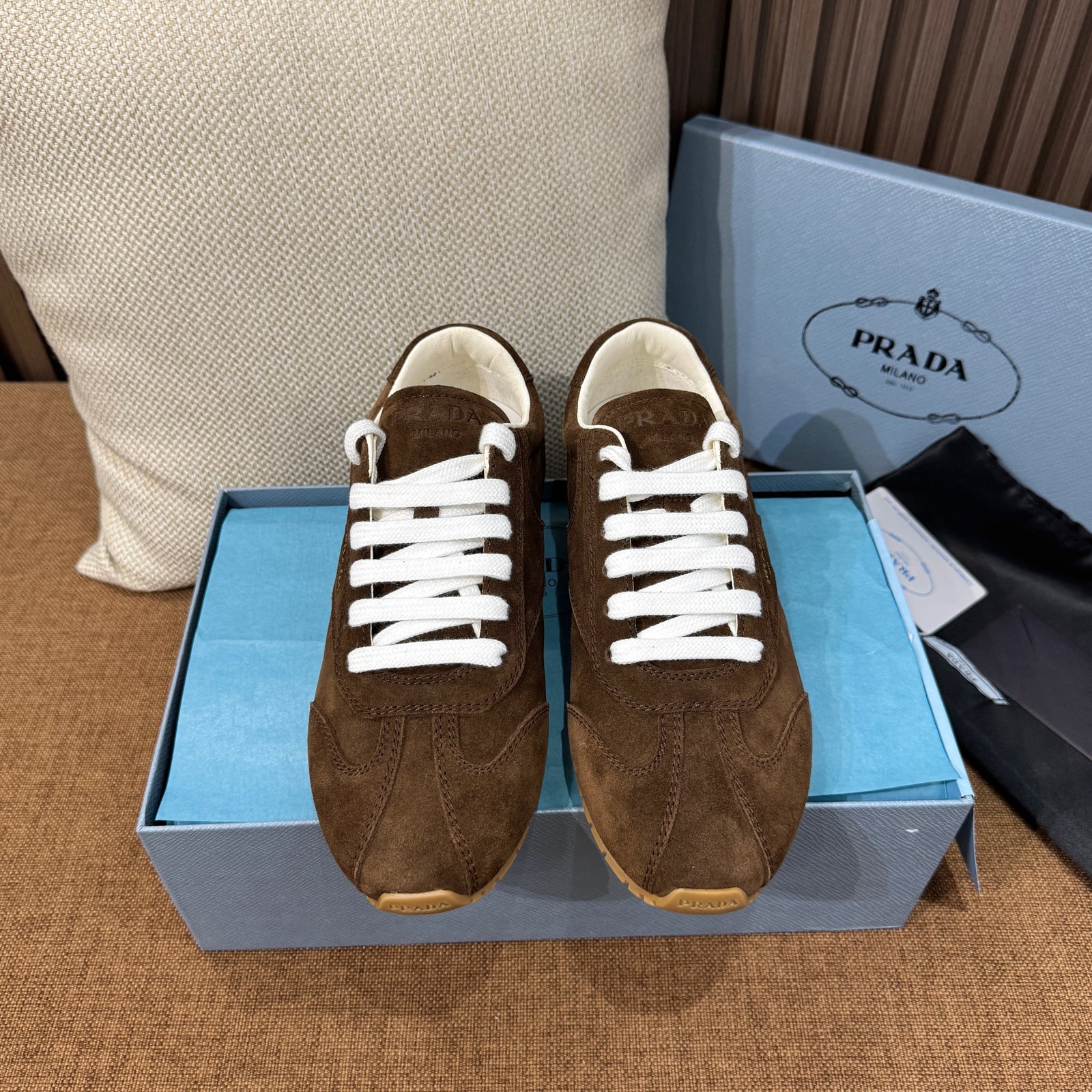 프라다 스웨이드 스니커즈
