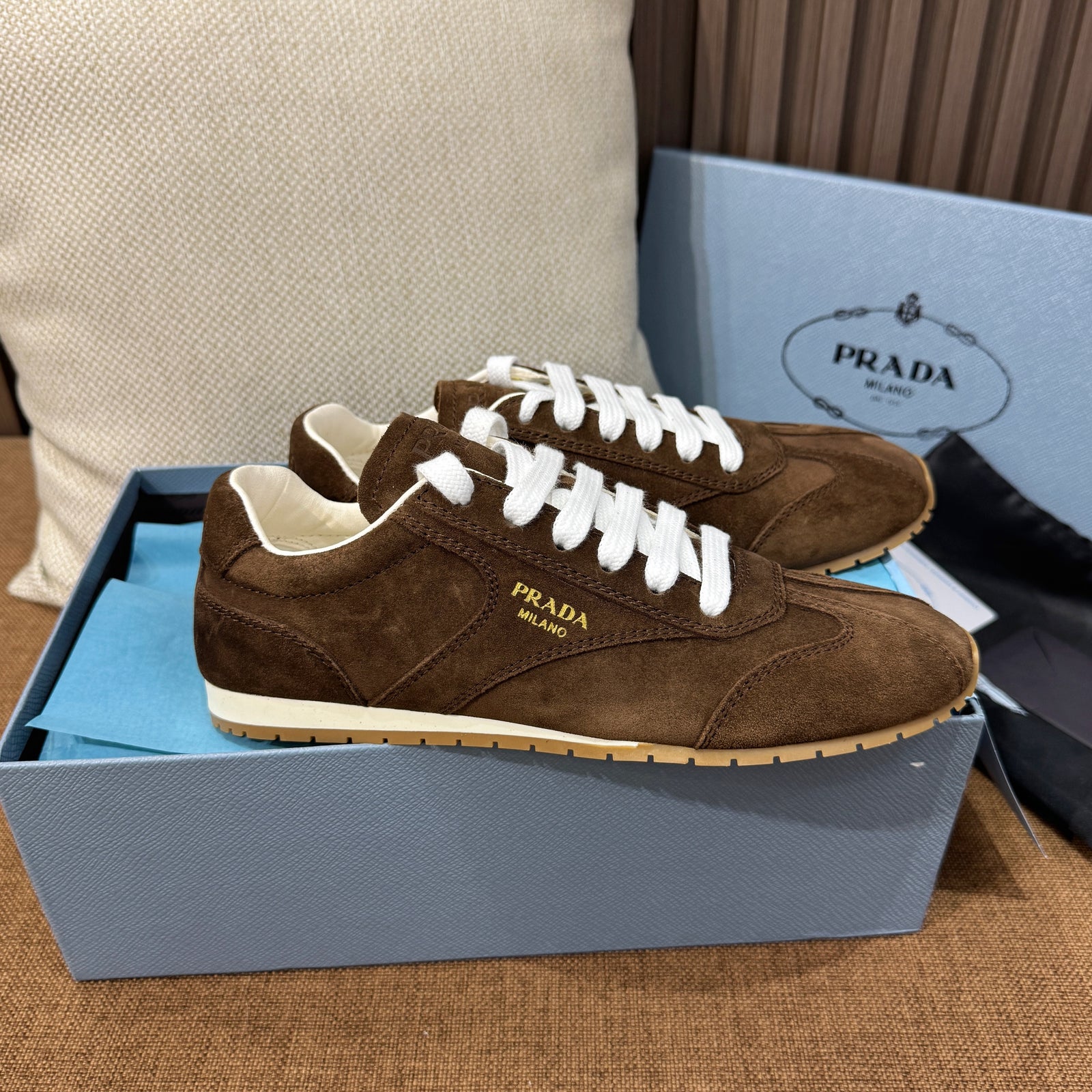 프라다 스웨이드 스니커즈