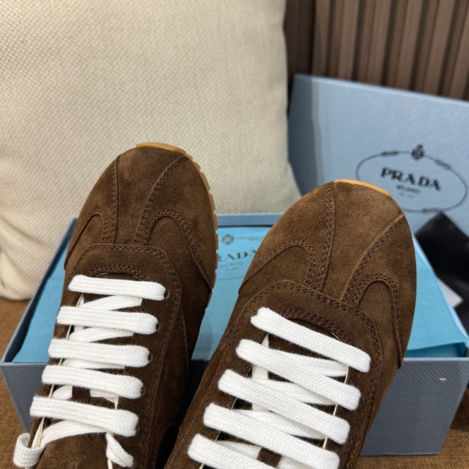 프라다 스웨이드 스니커즈
