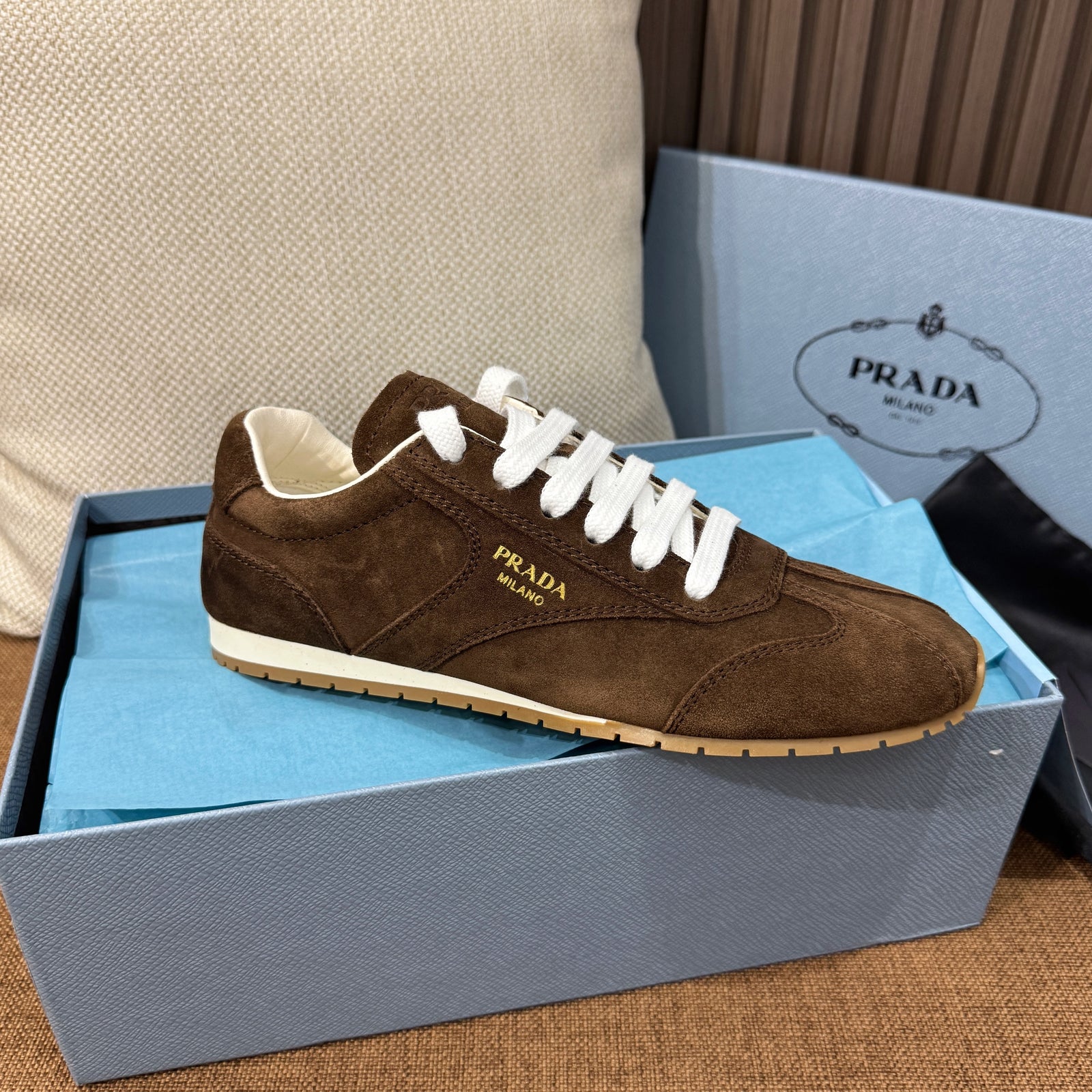 프라다 스웨이드 스니커즈