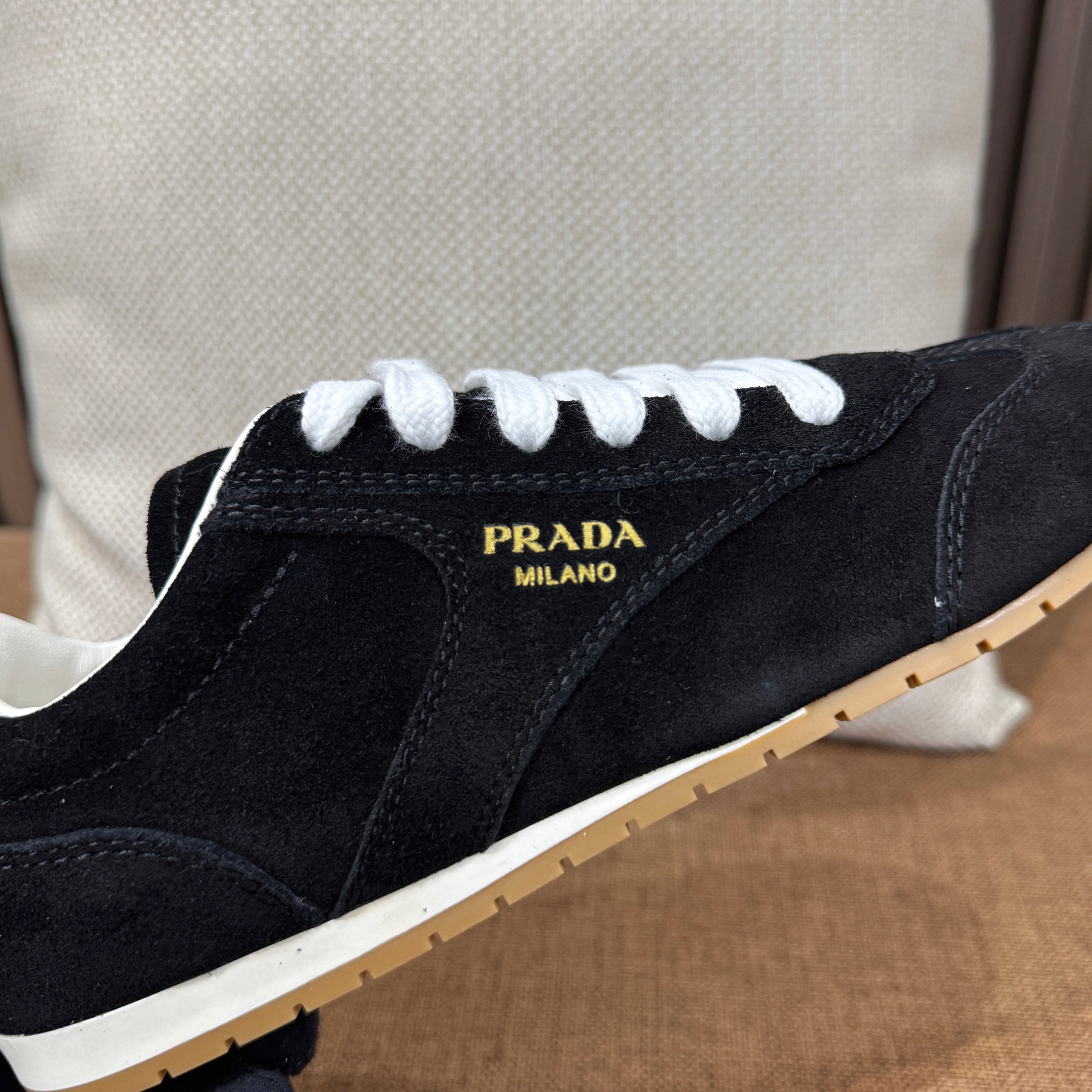 프라다 스웨이드 스니커즈
