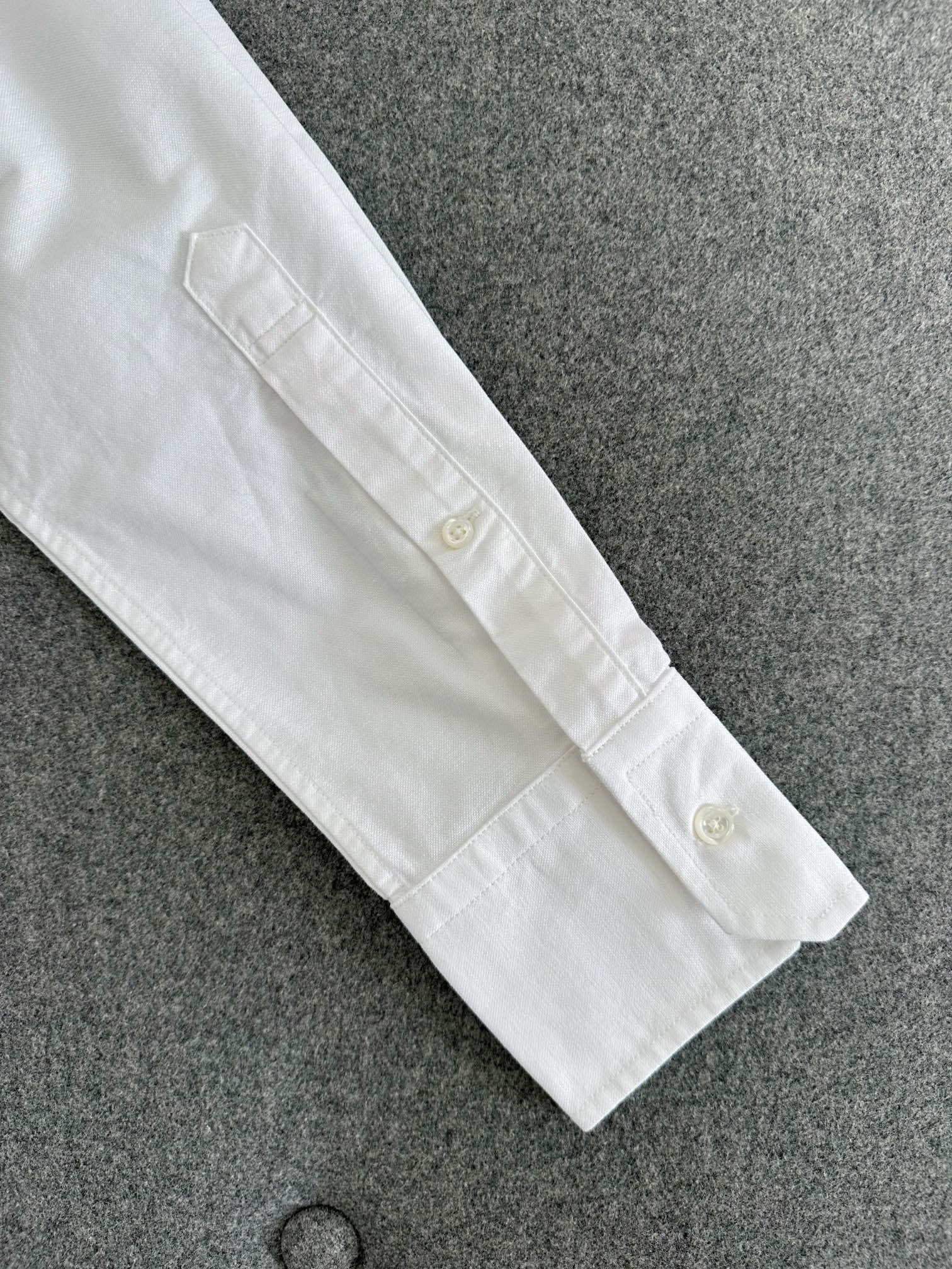 톰브라운 암밴드 셔츠
