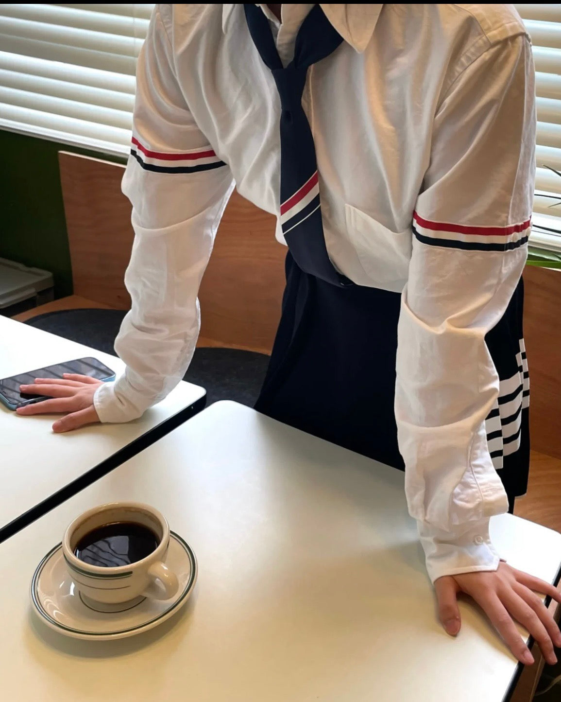 톰브라운 암밴드 셔츠
