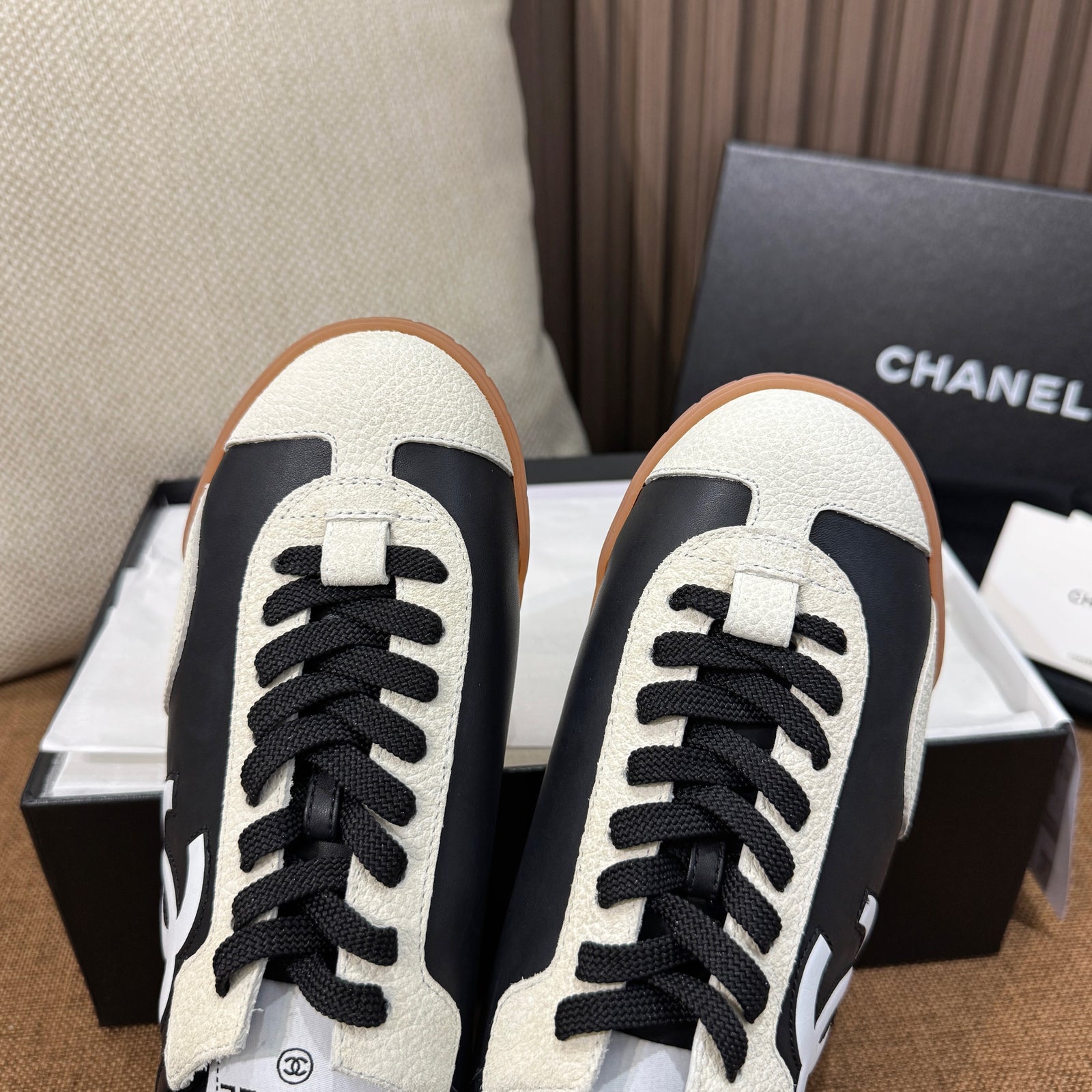 C 스니커즈 카프스킨 & 엠보스드 스웨이드 카프스킨
