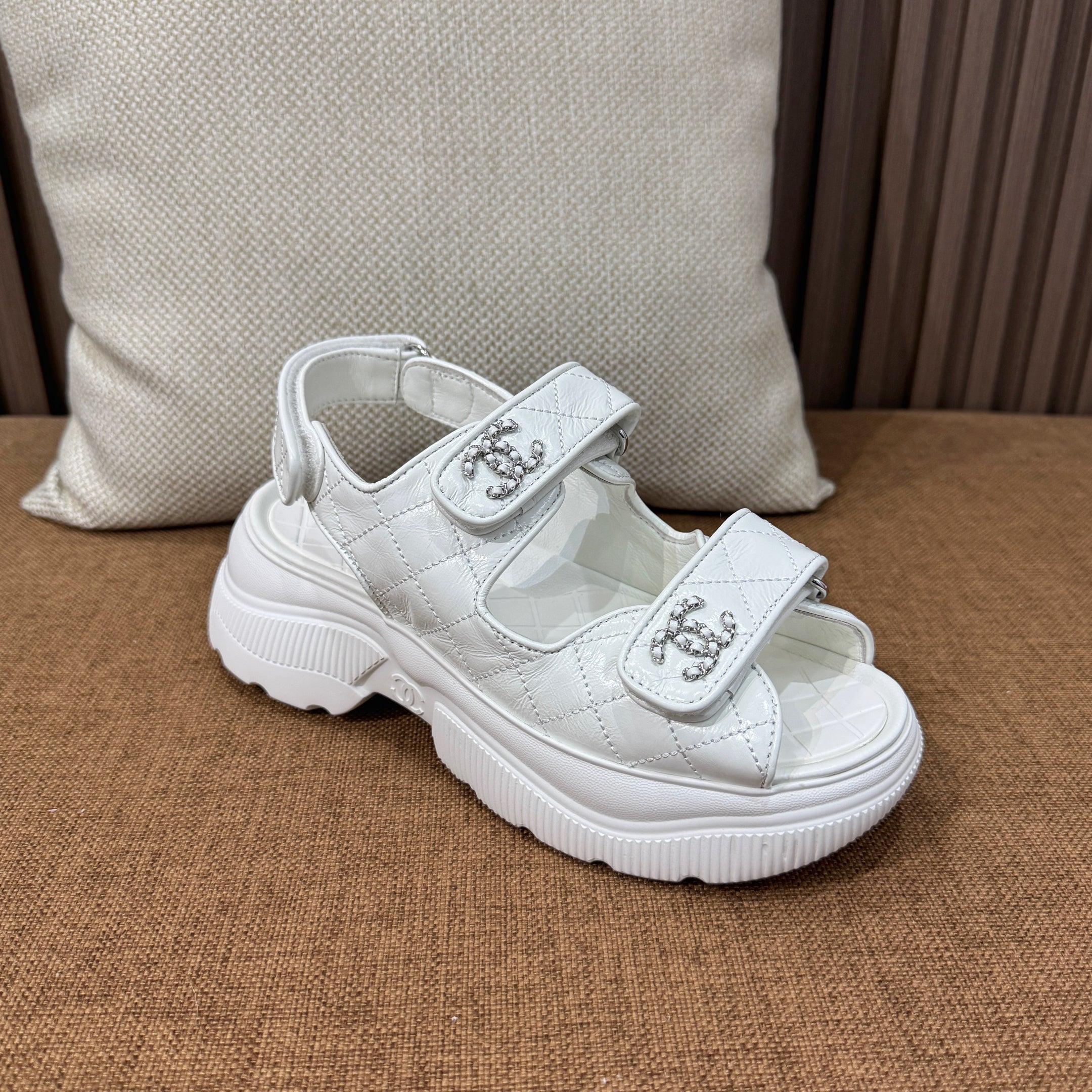 C 25B 벨크로 가죽 샌들