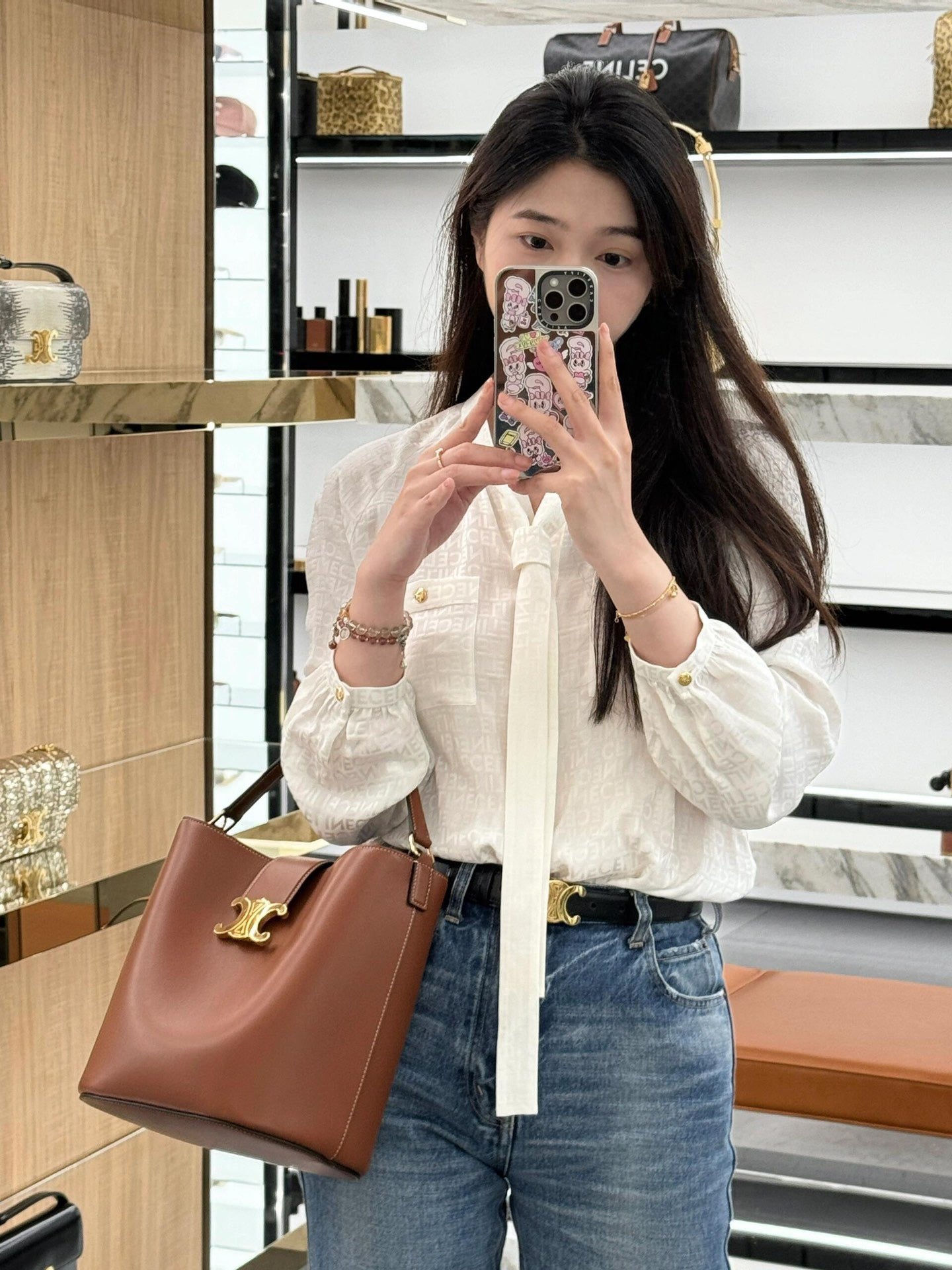CEL 루이즈 버킷백 미디움