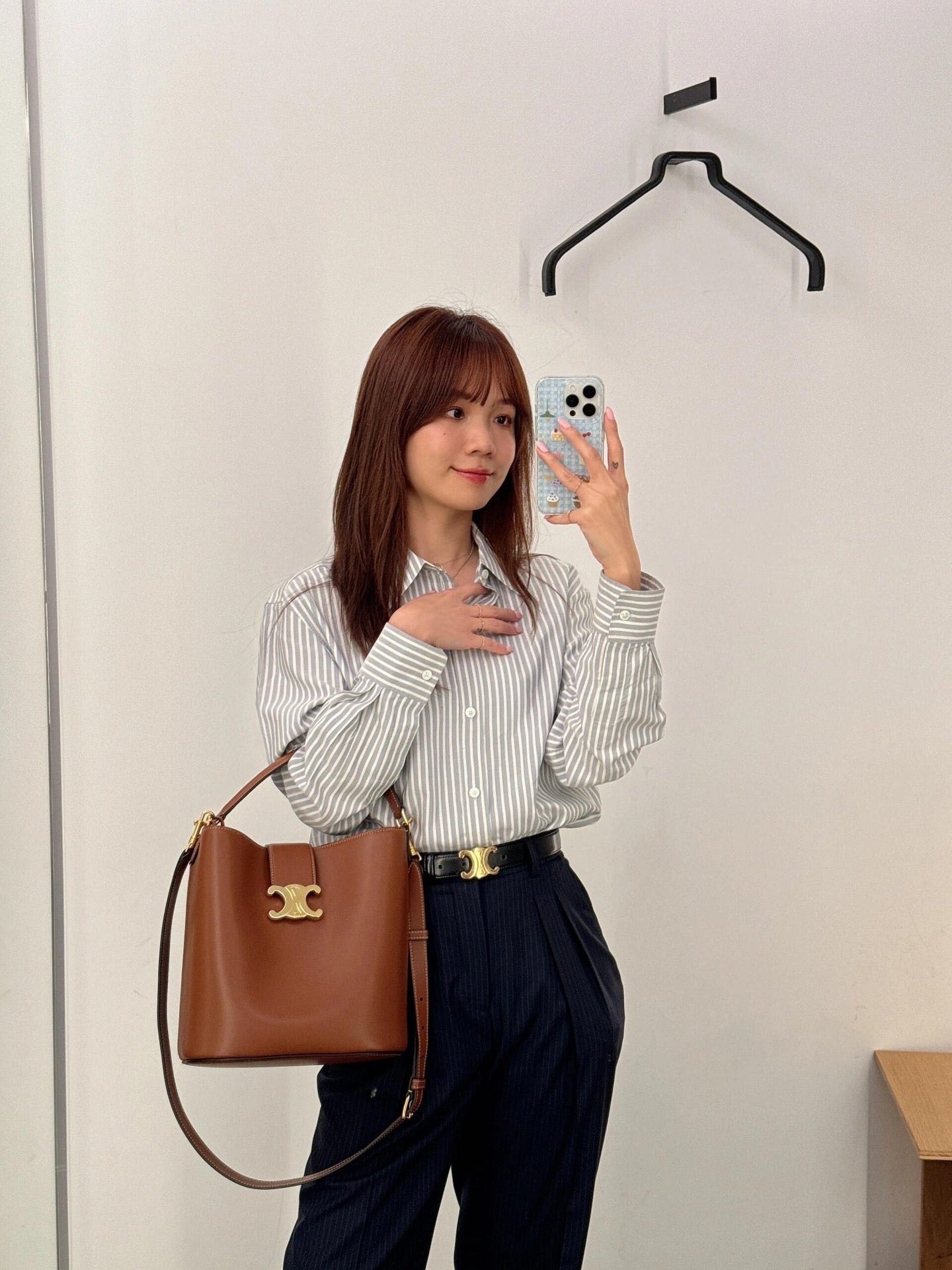 CEL 루이즈 버킷백 미디움