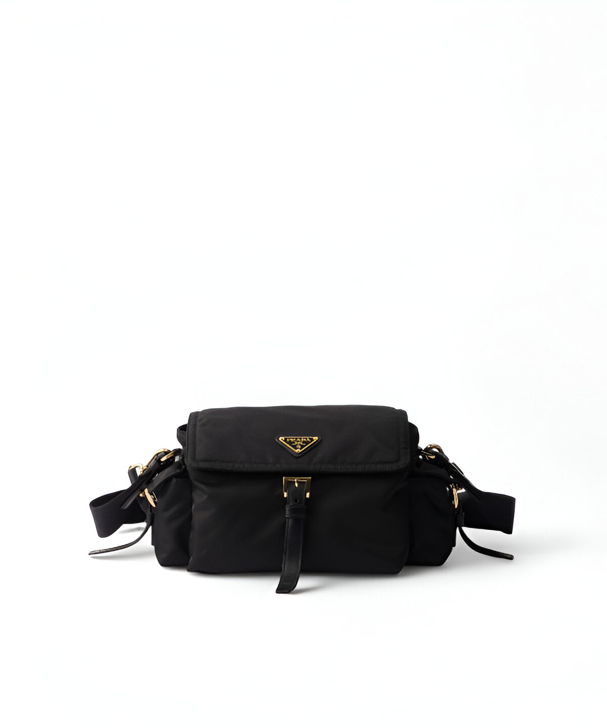 프라다 익스플로어 미디엄 나파 가죽 숄더백 블랙 프런트 플랩 나파레더 디자인