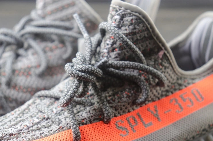 YEEZY 350 V2 벨루가 솔라레드