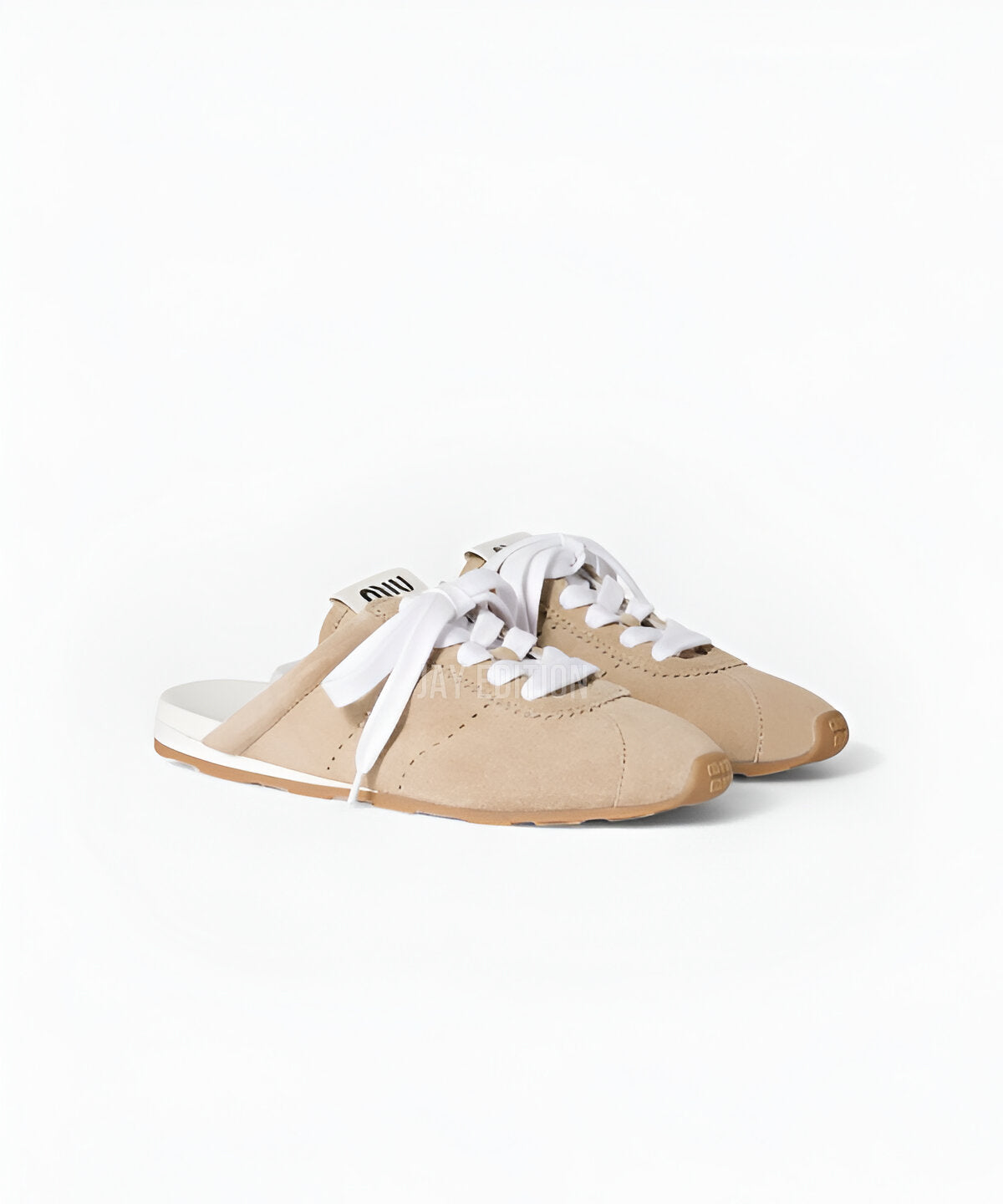 미우미우 플룸 스웨이드 뮬 소프트 스웨이드 소재와 라운드 토 디테일의 우아한 뮬 슈즈