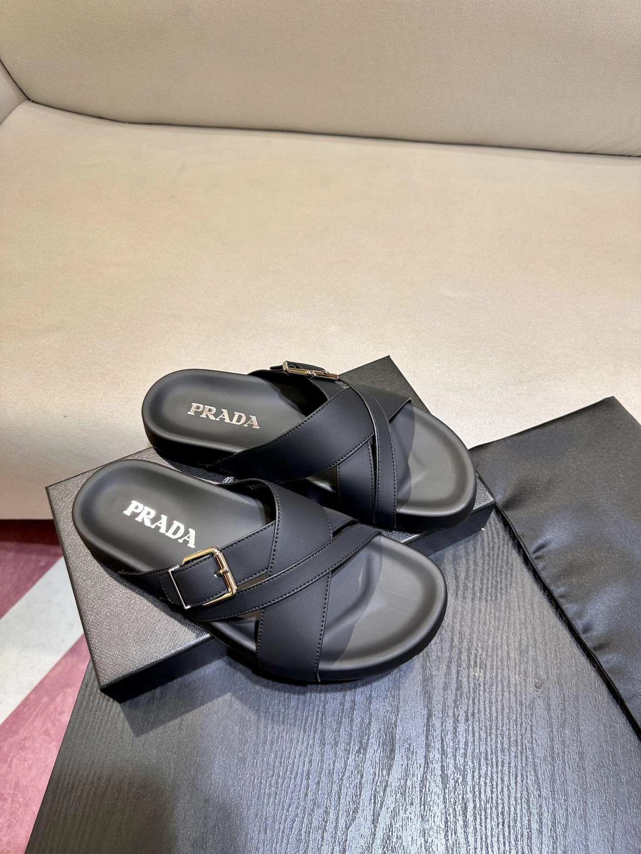 프라다 브러시드 슬라이드 슬리퍼