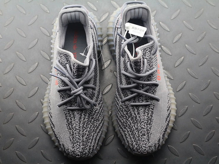 YEEZY 350 V2 벨루가