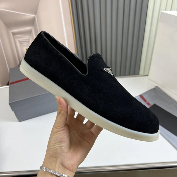 프라다 스웨이드 슬립온 로퍼