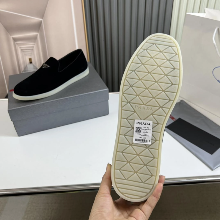 프라다 스웨이드 슬립온 로퍼
