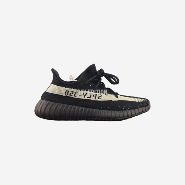 YEEZY 350 V2 오레오, 블랙 프라임니트와 크림색 사이드 스트라이프의 조합이 돋보이는 오레오 컬러