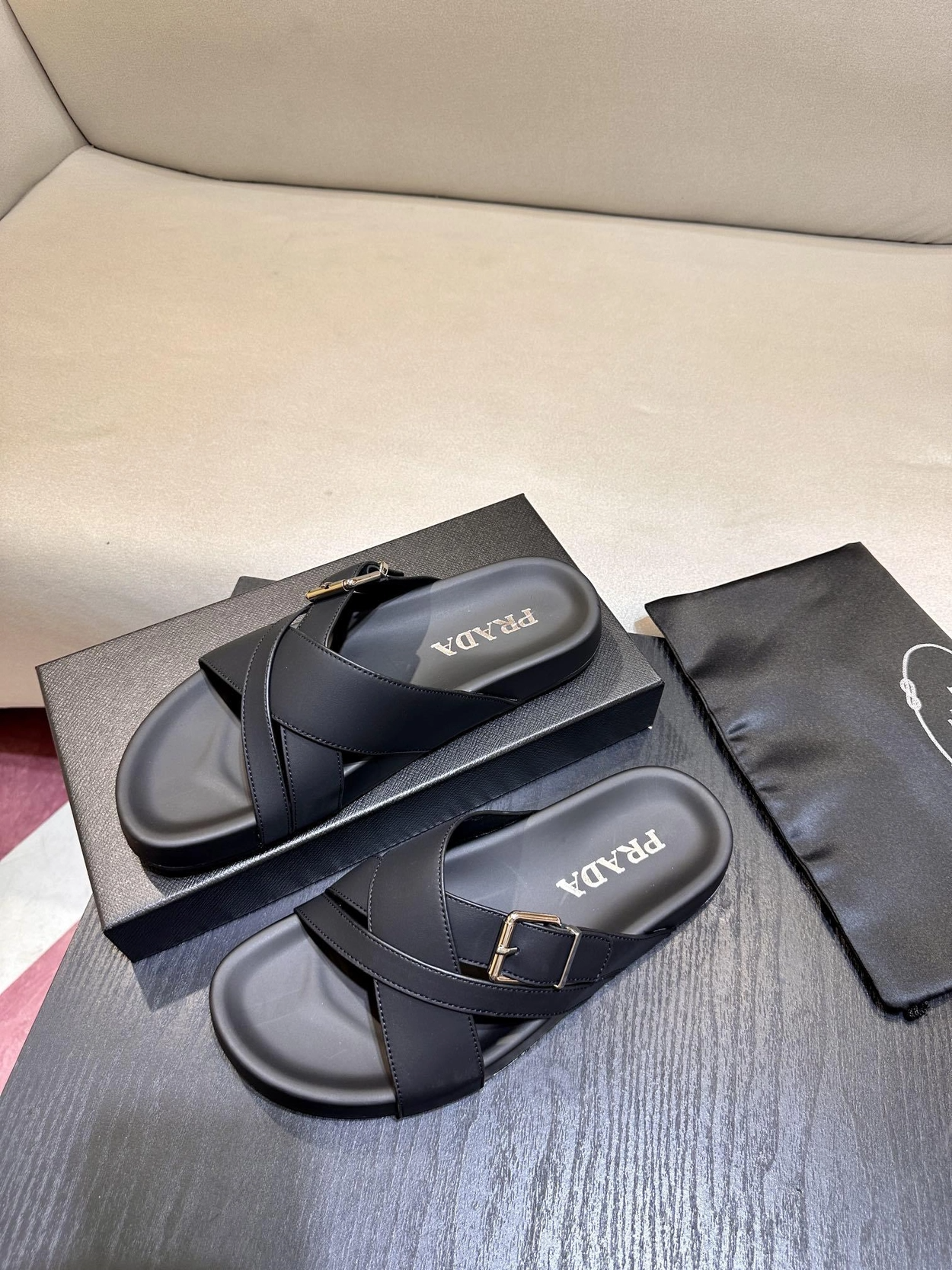 프라다 브러시드 슬라이드 슬리퍼