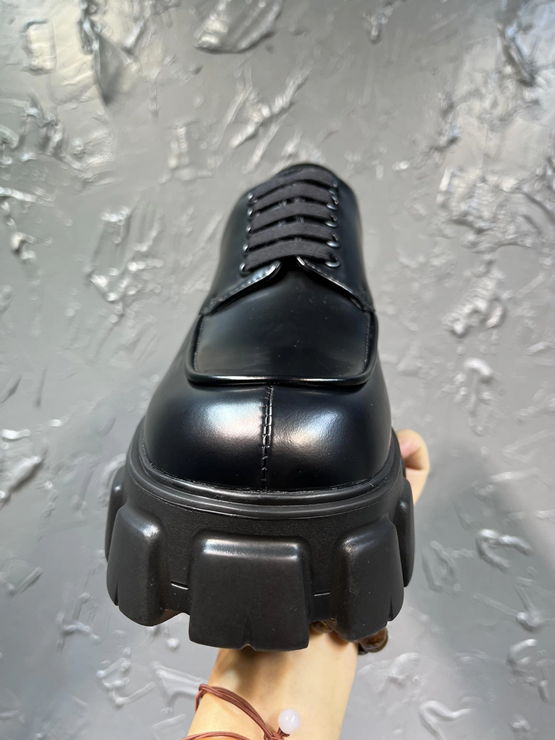 프라다 모놀리스 브러시드 레이스업 슈즈