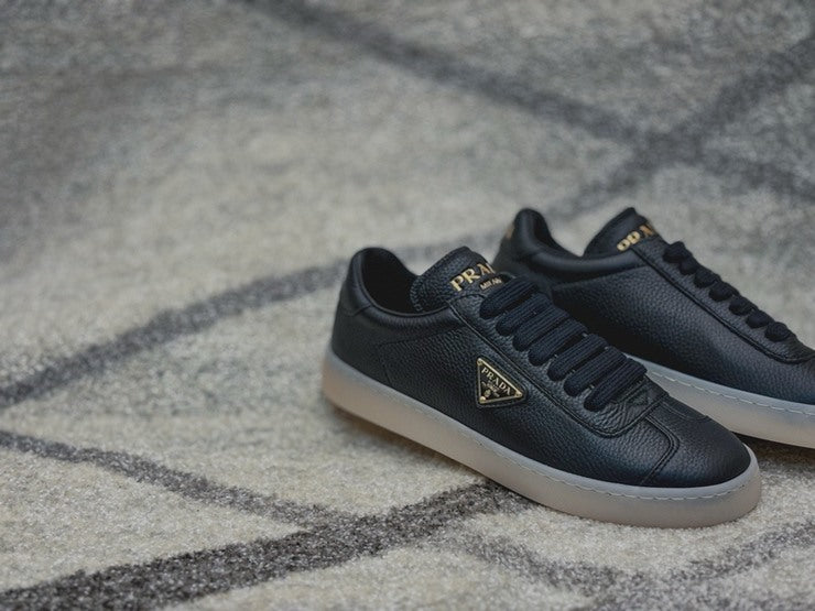 프라다 레인 사슴 가죽 스니커즈