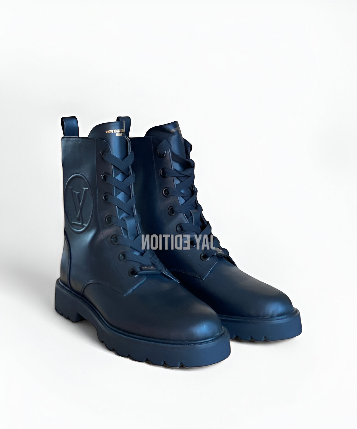 루이비통 테리토리 레인저 부츠 러기드 아웃솔과 미니멀한 디테일이 조화를 이루는 실용적 부츠