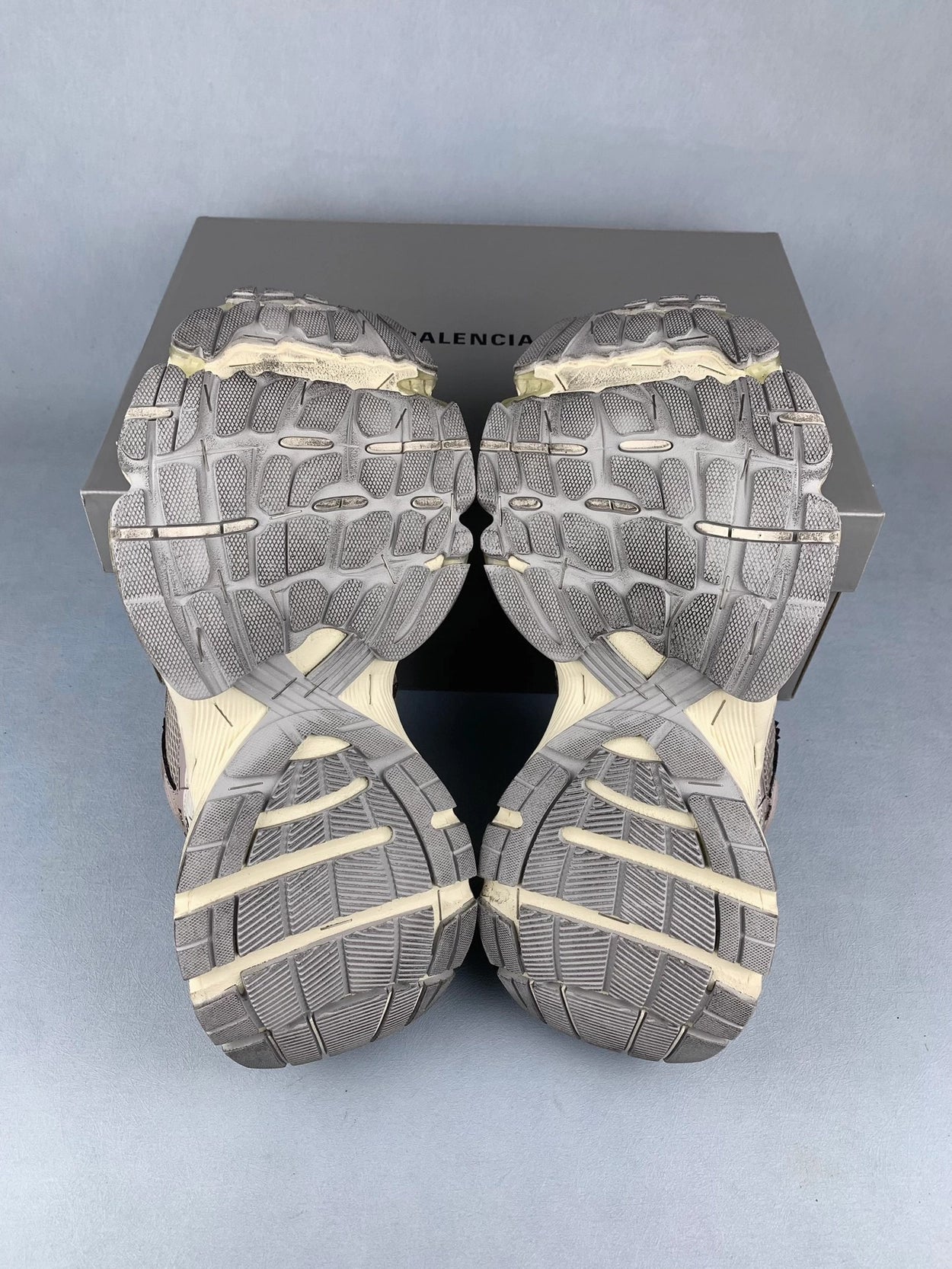 발렌시아가 스테이플러 스니커즈 베이지 그레이