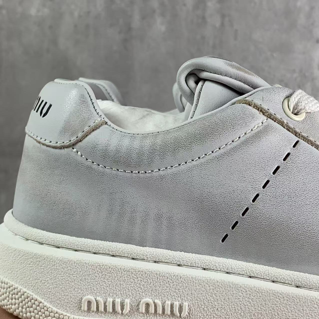 국내) 미우미우 블리치드 가죽 스니커즈 / 36