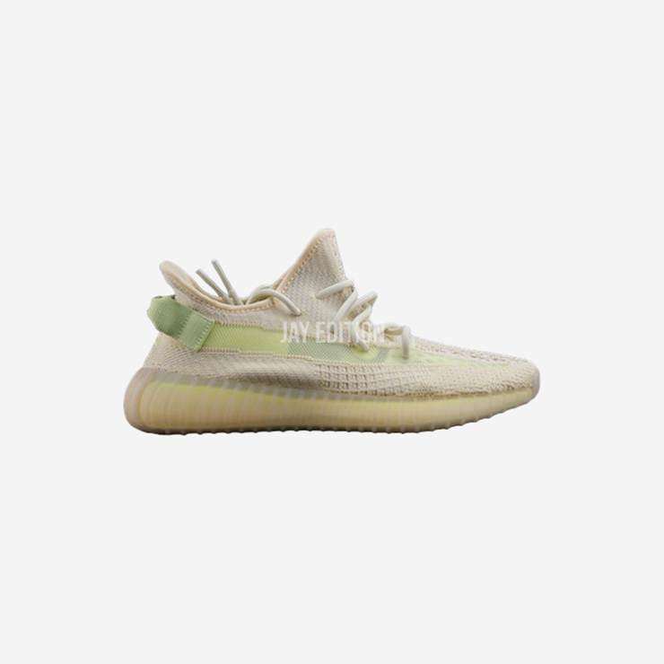YEEZY 350 V2 플랙스, 그레이 베이스와 반사 소재가 믹스된 모던한 느낌의 미니멀 디자인