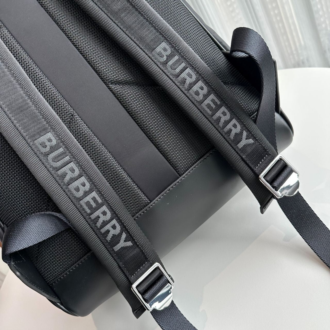 버버리 로고 프린트 나일론 백팩