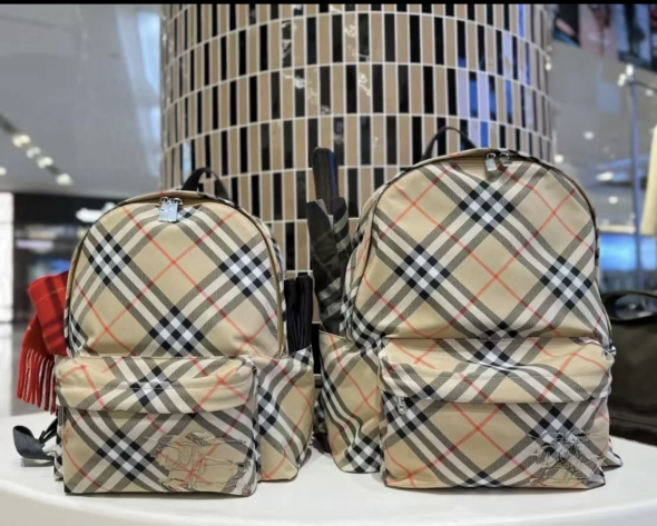 버버리 미디움 체크 프린트 백팩