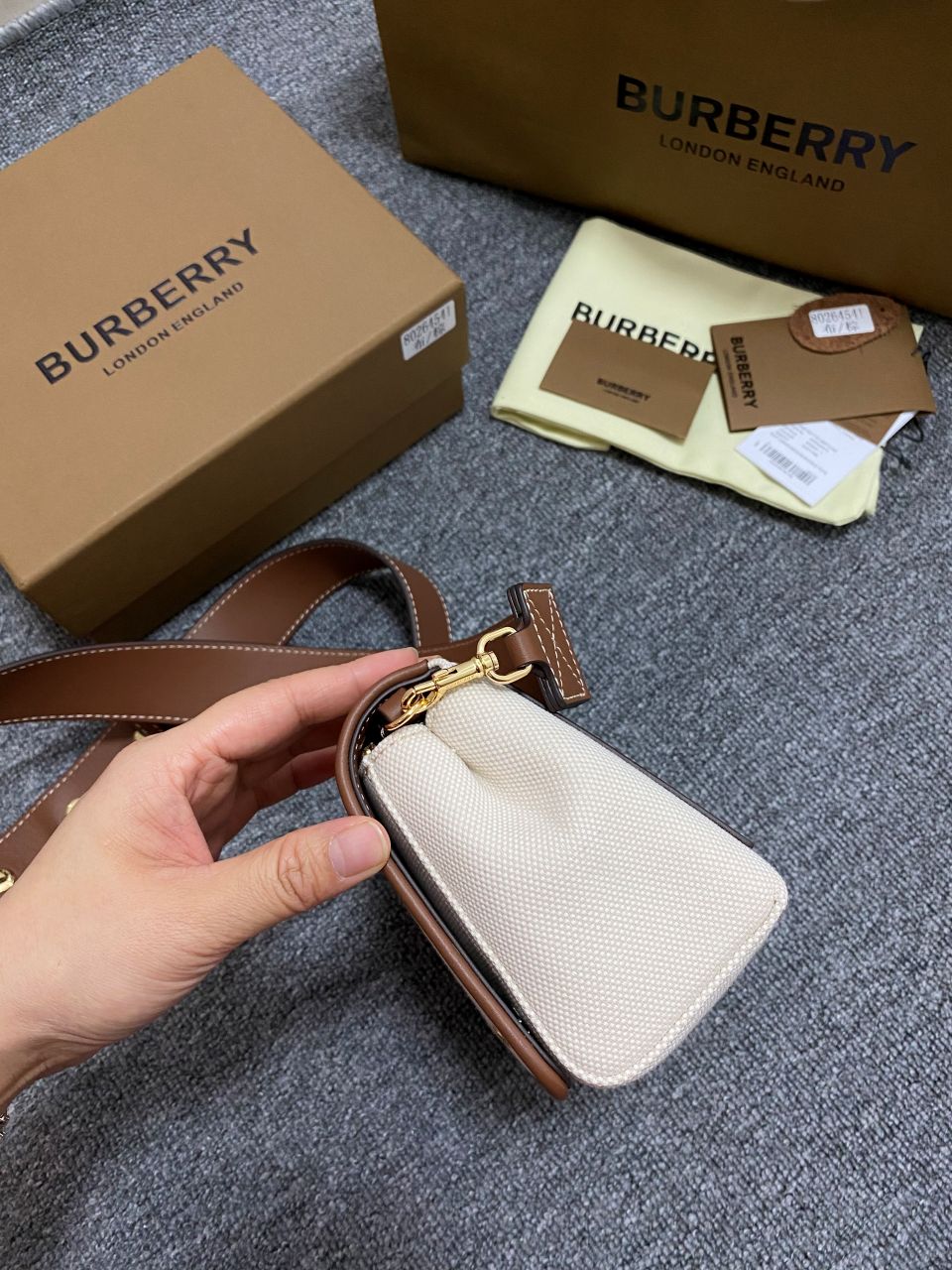 버버리 핵베리 로고 크로스백