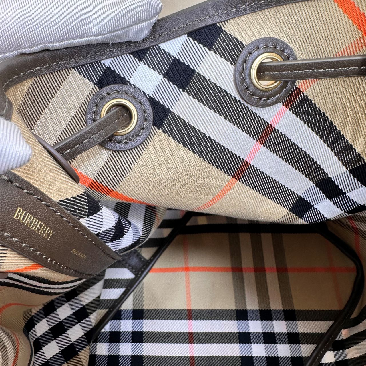 버버리 미디움 체크 드로우스트링 버킷백