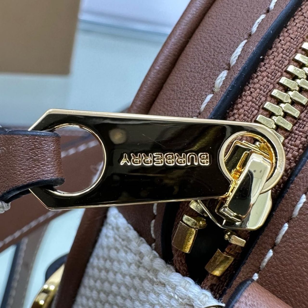 버버리 로고 그래픽 캔버스 앤 레더 루이스백