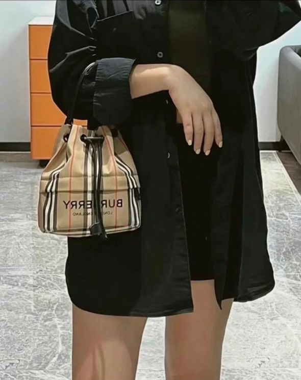 버버리 아이콘 스트라이프 에코닐 드로코드 파우치