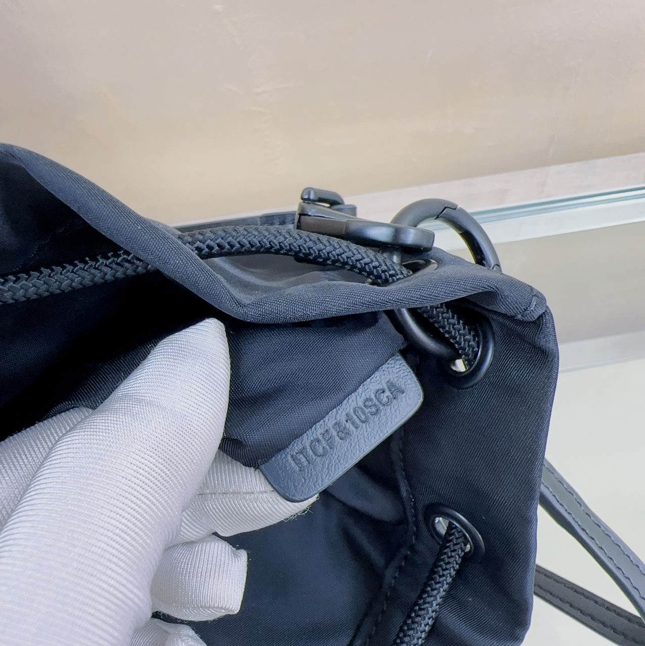 버버리 로고 프린트 나일론 드로우코트 파우치